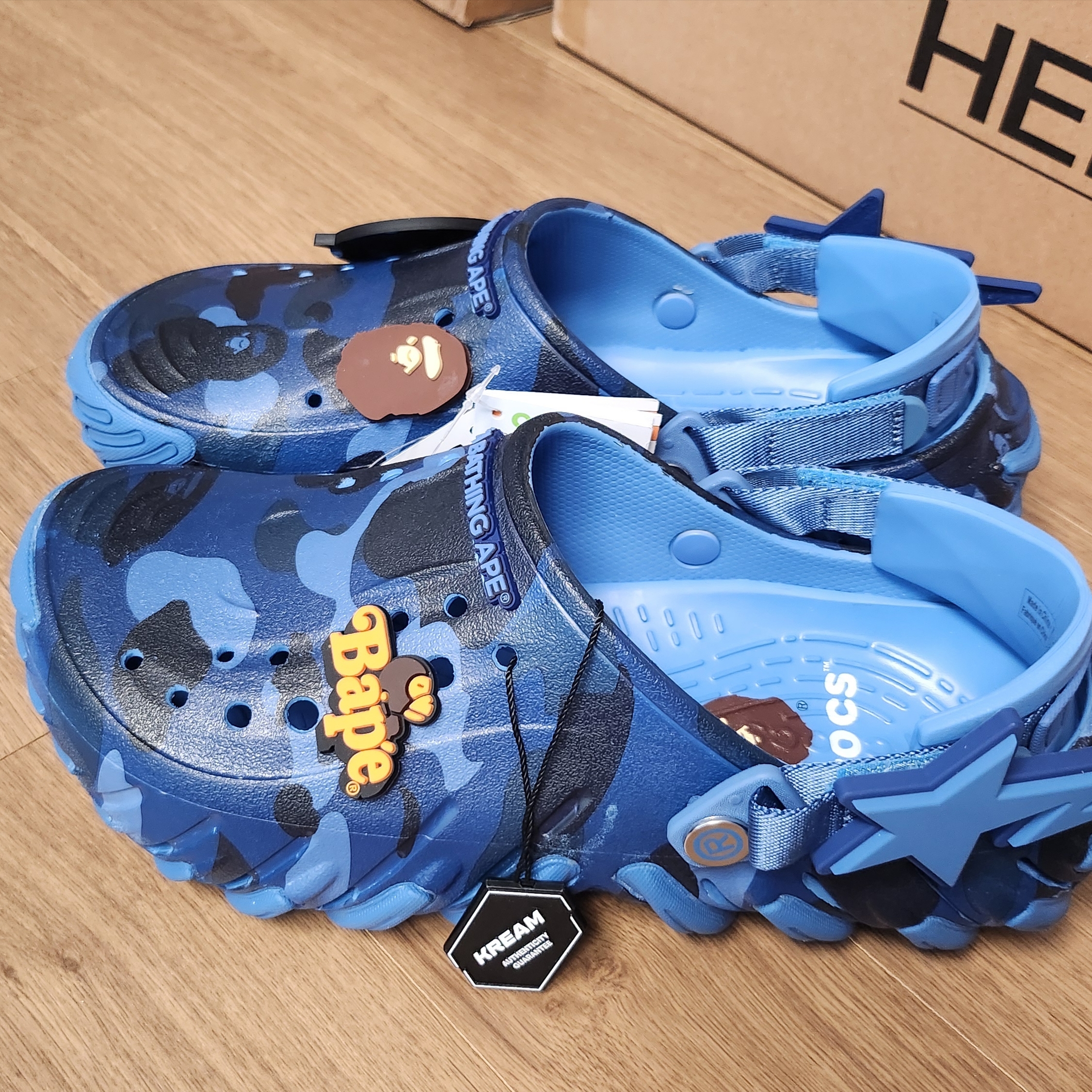 Crocs x BAPE Echo RO Clog Navy 착용 스타일 - 4