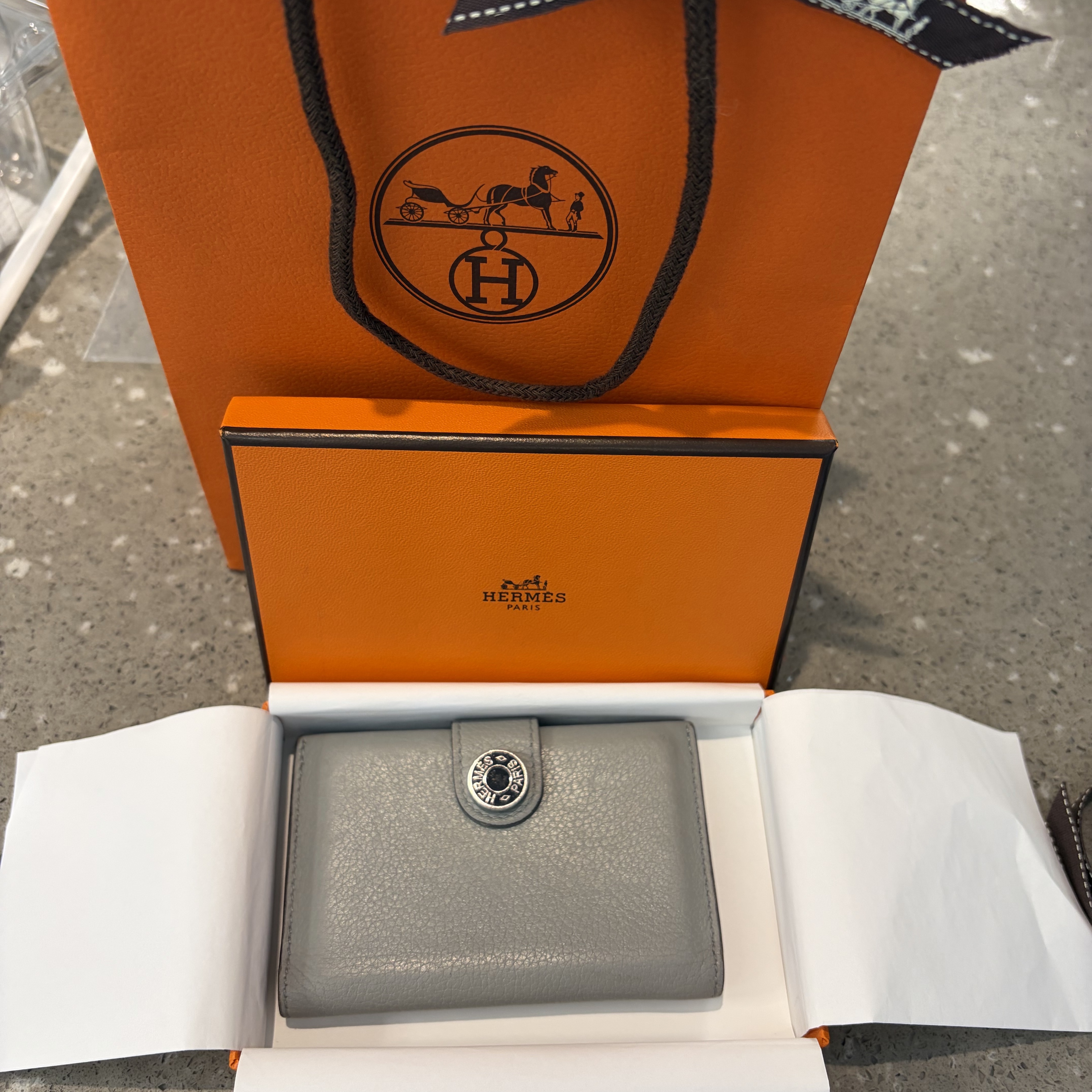Hermes R.M.S Card Holder Evercolor Calfskin & Palladium Bleu Glacier Ardoise 착용 스타일