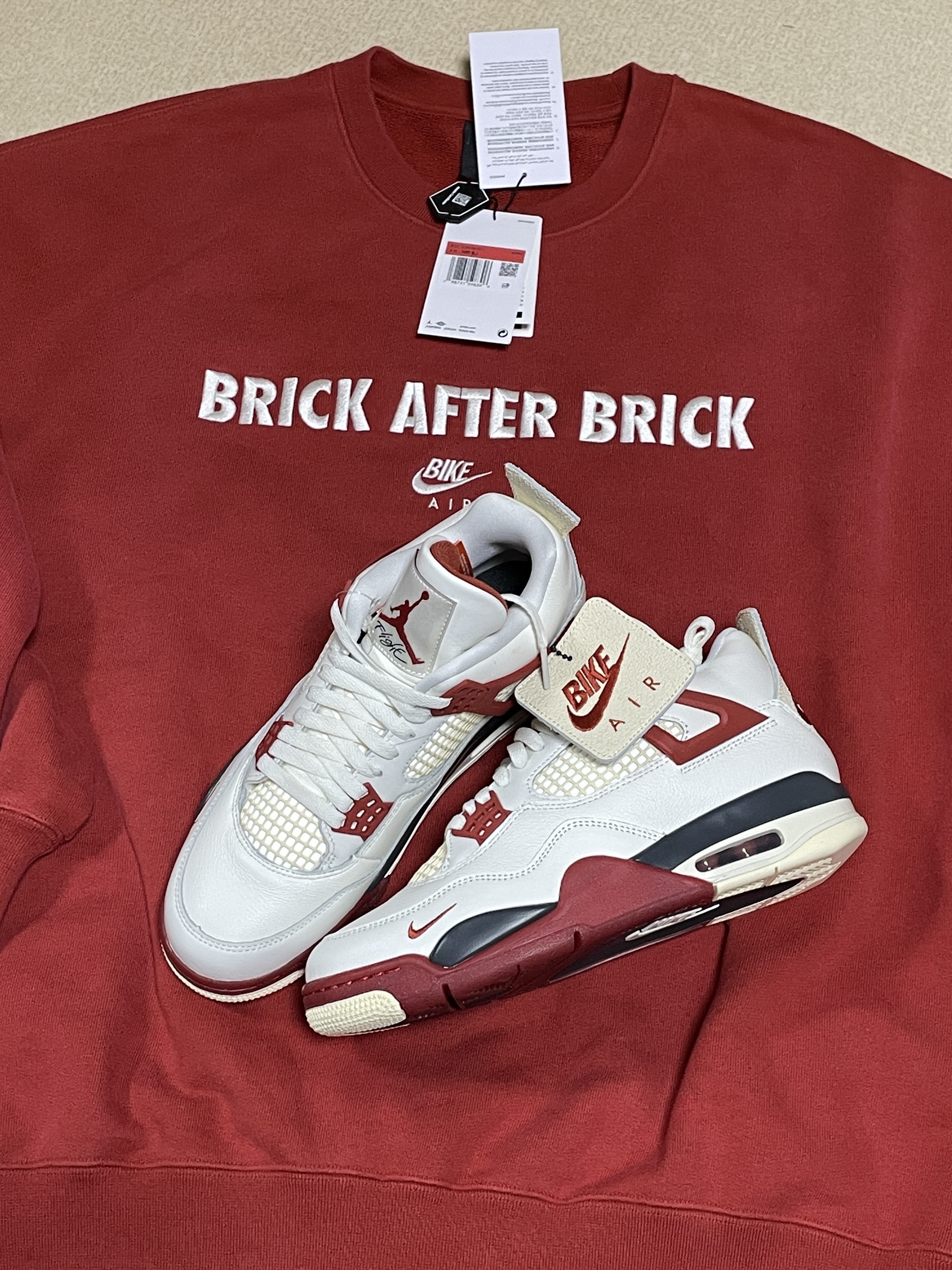 Jordan x Nigel Sylvester Fleece Crewneck Sweatshirt Cinnabar (IQ8154-671), Jordan 4 x Nigel Sylvester Retro OG Brick After Brick 착용 스타일 - 1