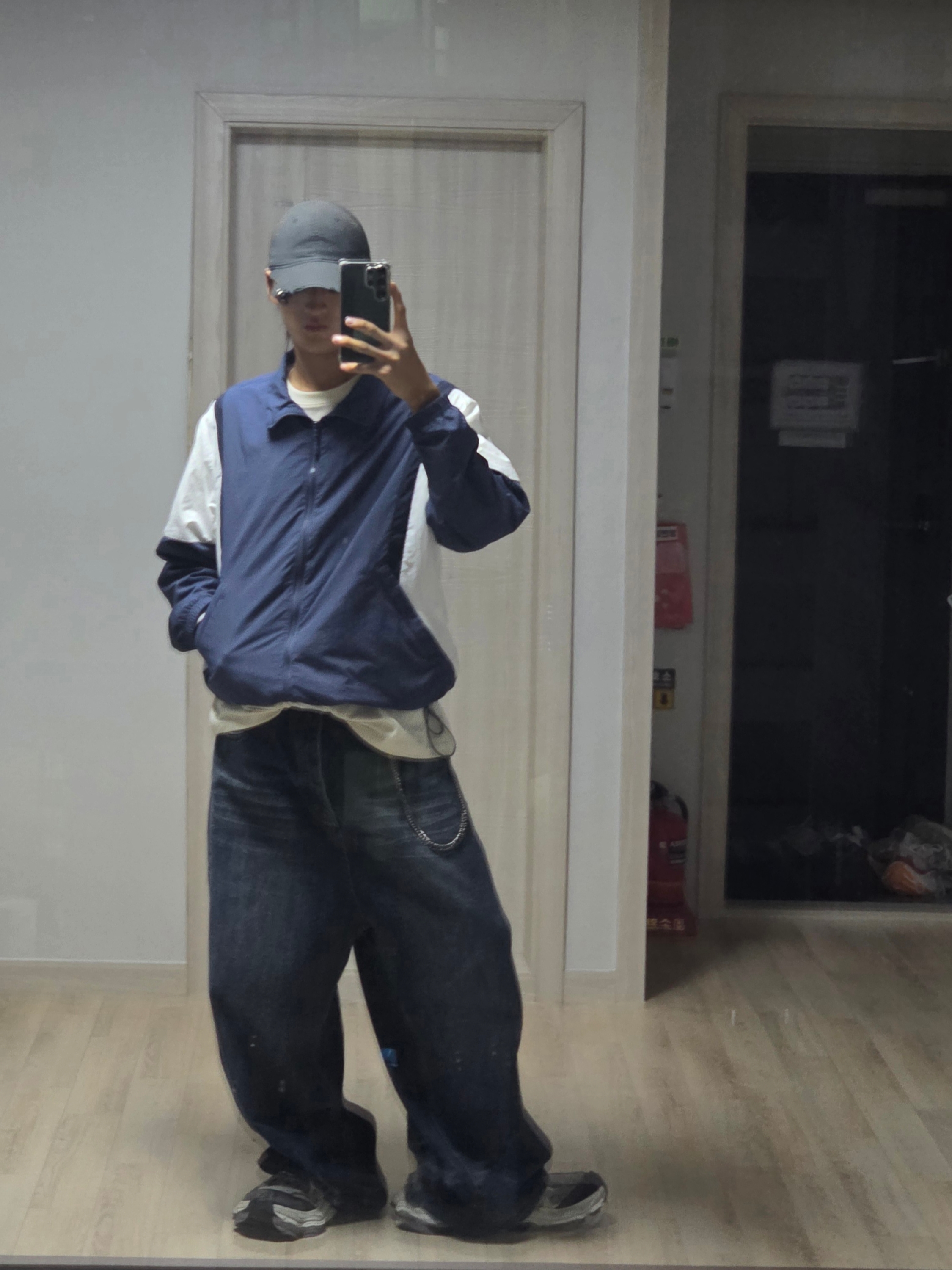 Balenciaga Baggy Pants Deep Blue, Balenciaga Cargo Sneakers White Grey 착용 스타일 - 3