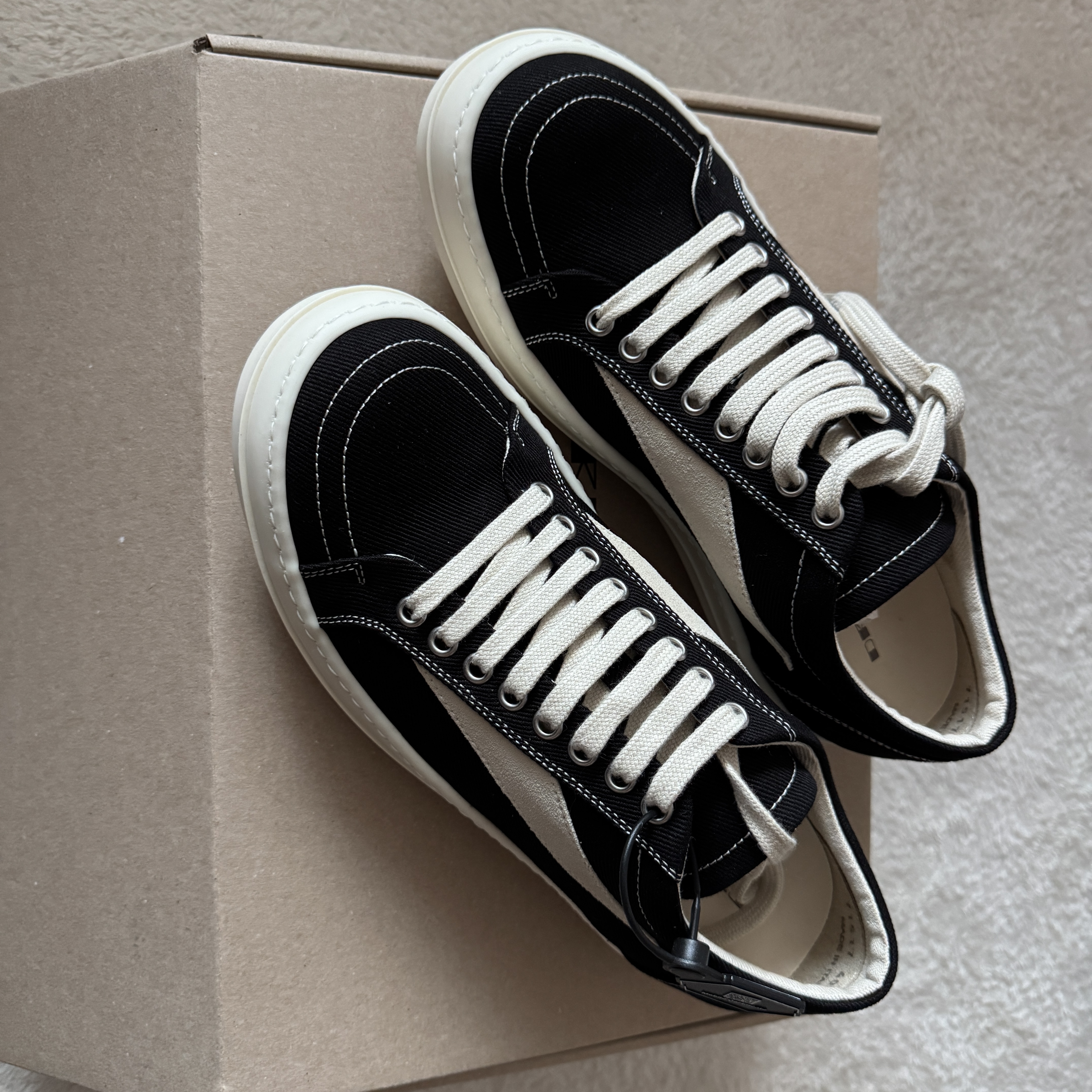 Rick Owens Drkshdw Vintage Sneakers Black Milk 착용 스타일