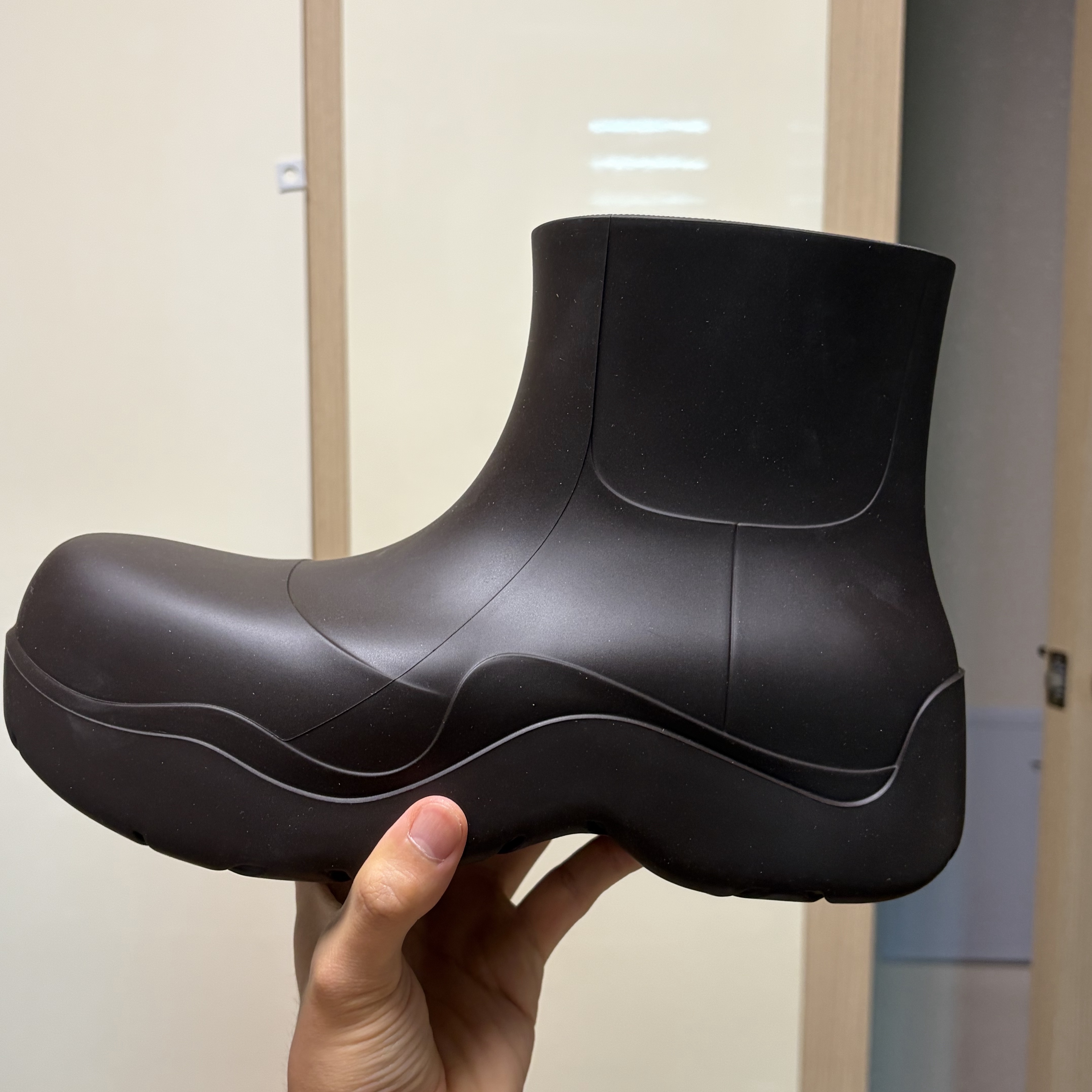 Bottega Veneta Puddle Ankle Boots Fondant 착용 스타일