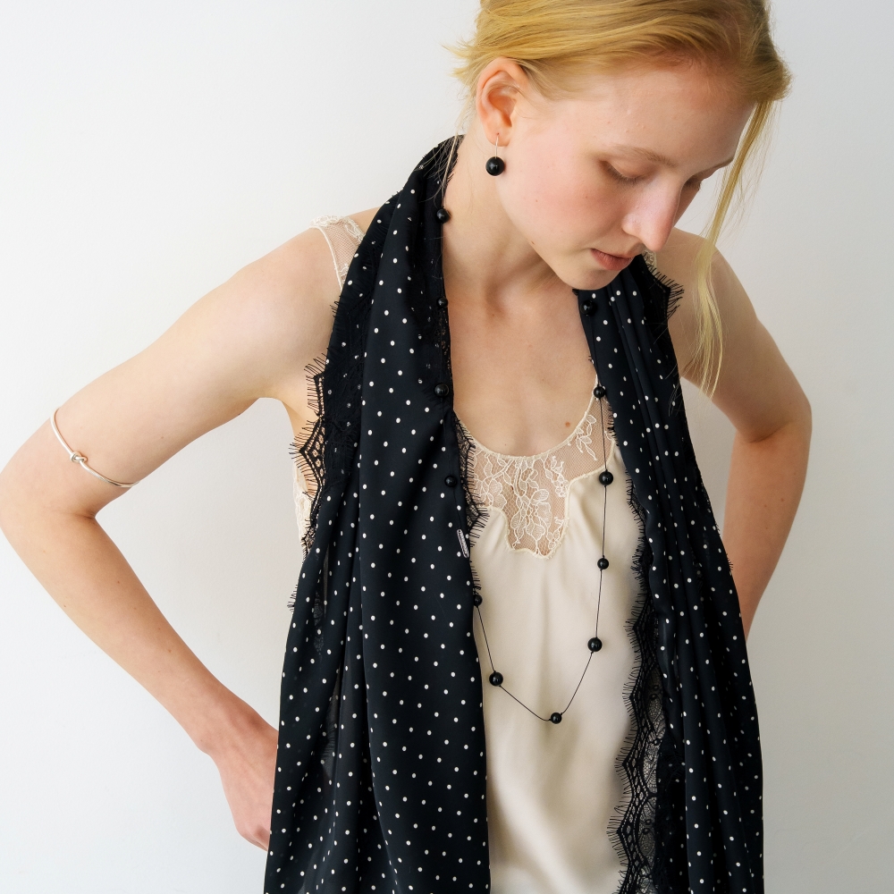 러브미몬스터 레이스 도트 새틴 투웨이 스카프 블랙(lovememonster Lace Dot Satin Two-Way Scarf BLACK) - 4
