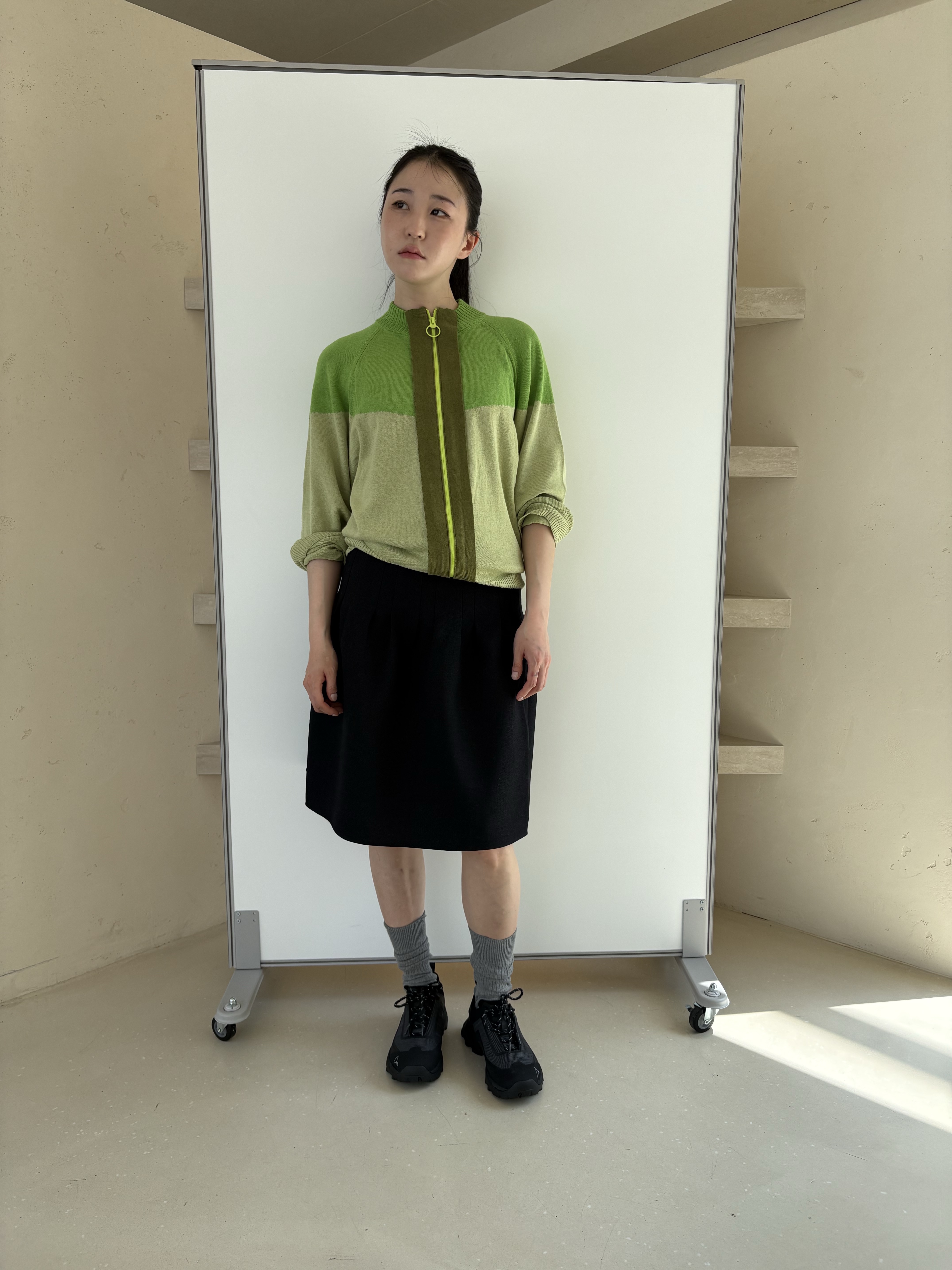 Shushu/Tong Women Low Waist Pleated Skirt Navy Blue - 26SS, Edward Cuming Half Moon Racer Zip-Up Green - 26SS 착용 스타일 - 1