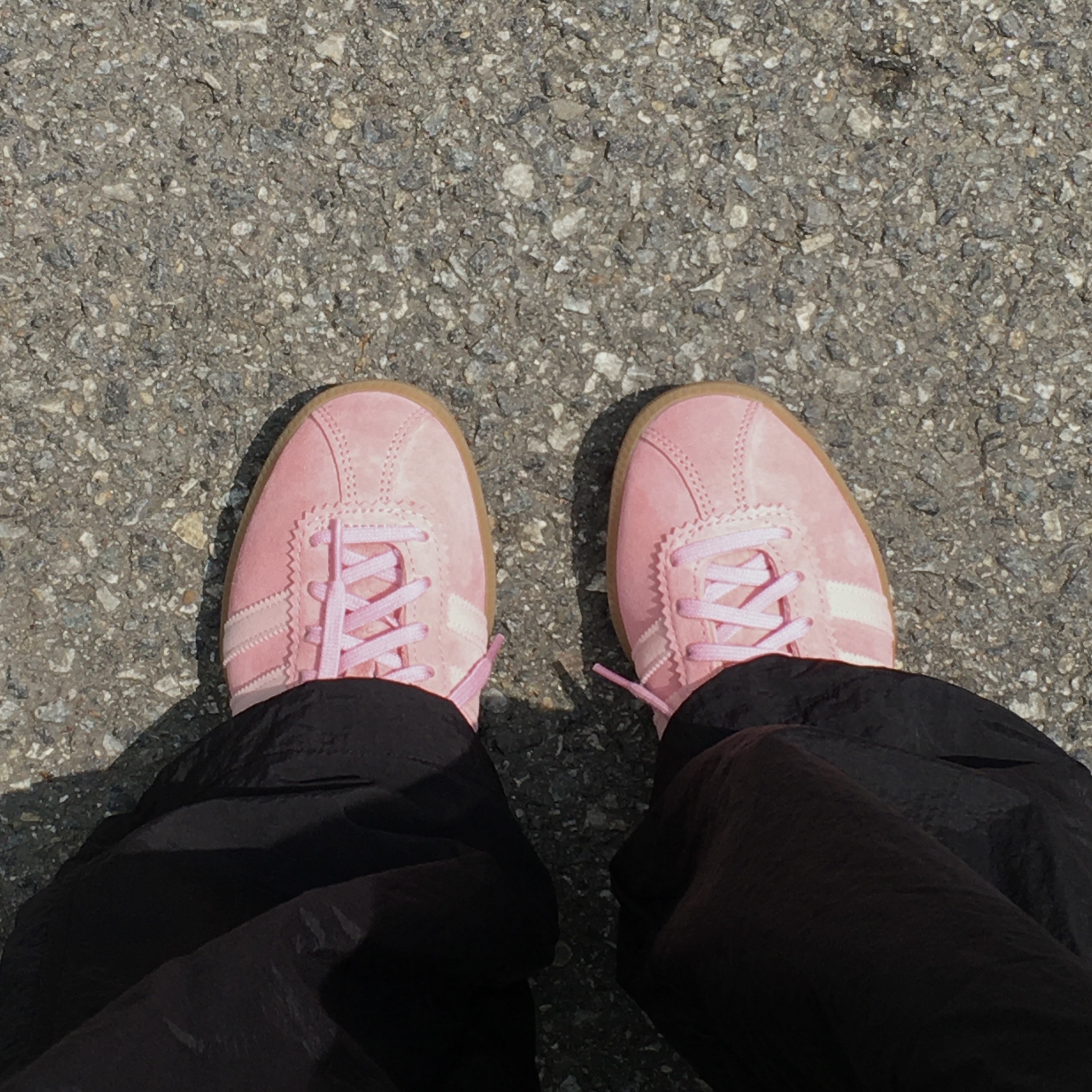 Adidas Bermuda Glow Pink 착용 스타일