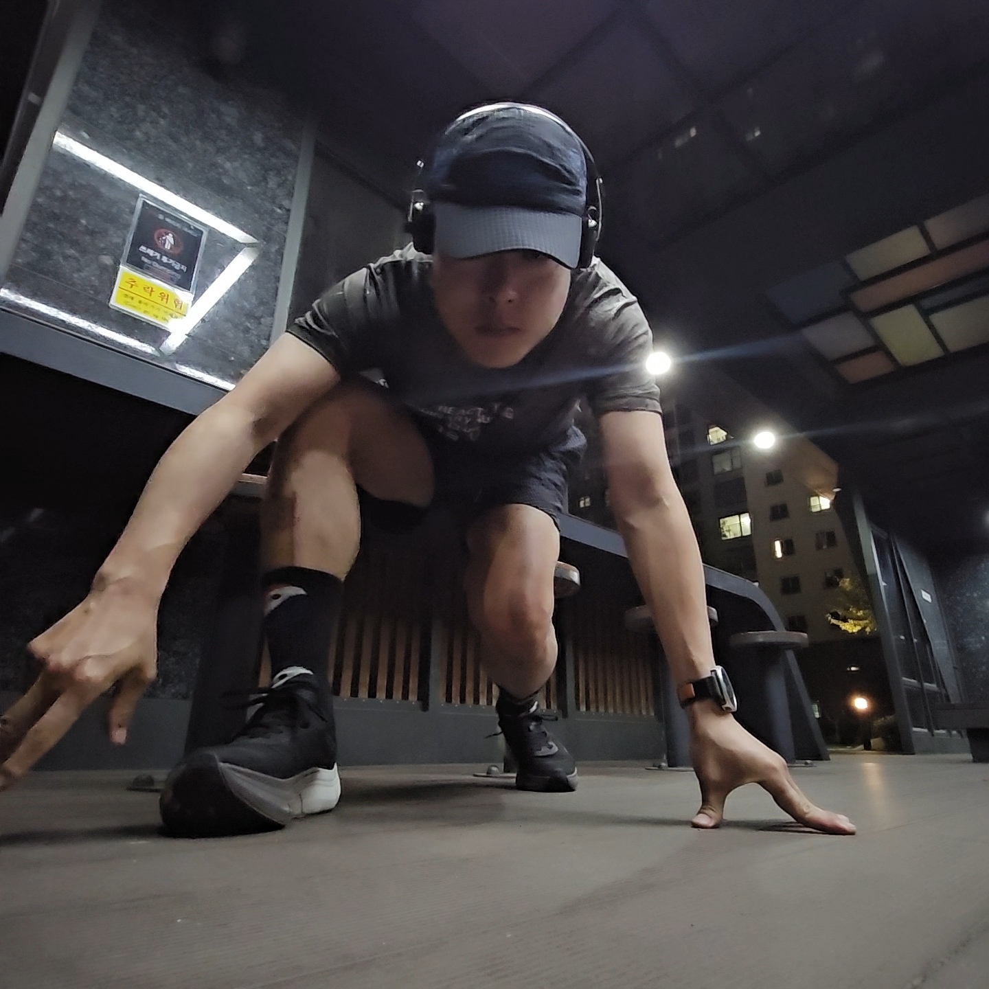 FESSURA RACE 01 Carbon Plate Running Shoes Black, Nike x Off-White NRG Woven Shorts Black - Asia 착용 스타일 - 3