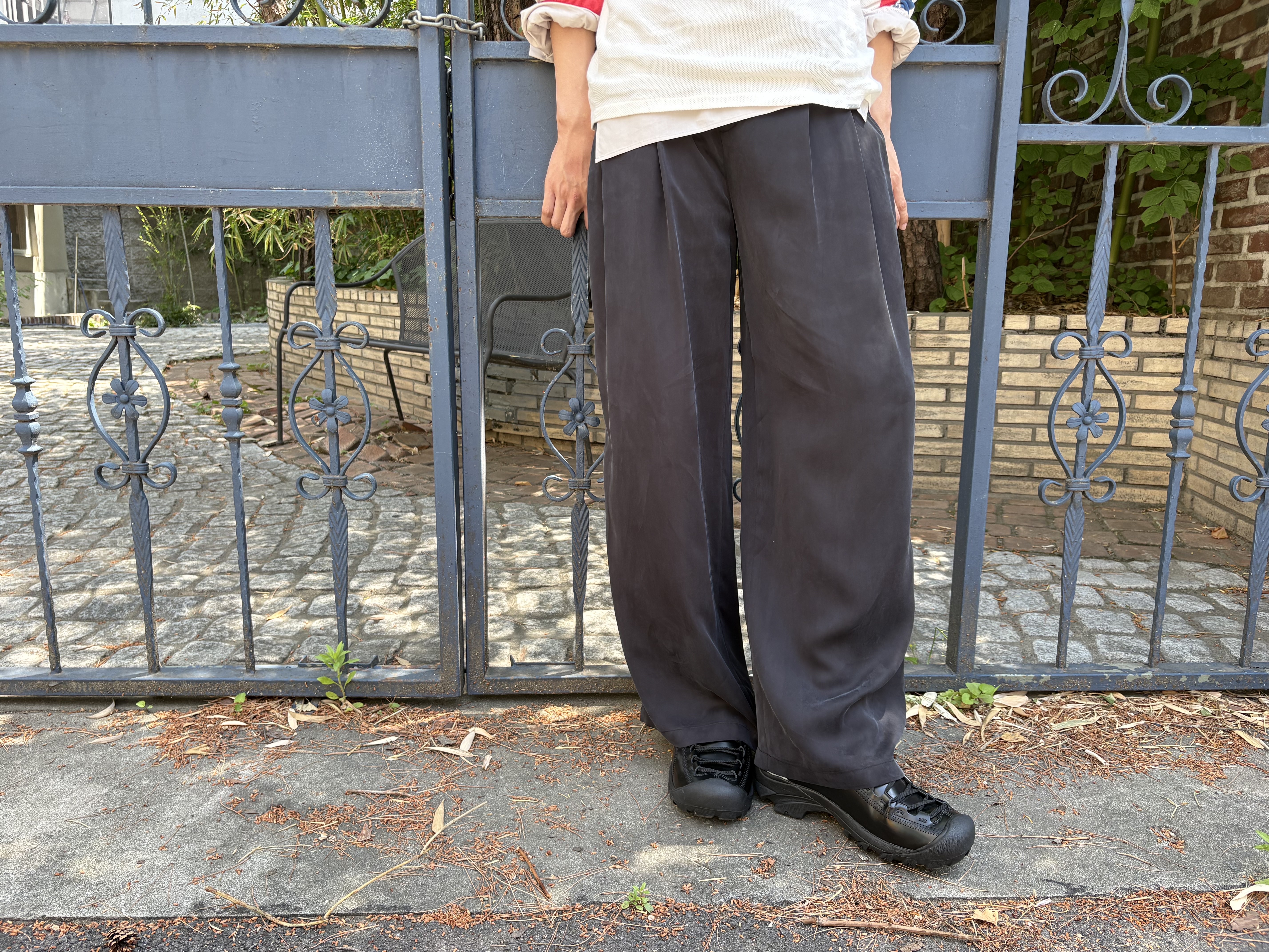 Amomento Men's Cupro Two Tuck Wide Pants Black - 26SS, Phileo x Keen Men Targhee Black - 26SS 착용 스타일 - 2