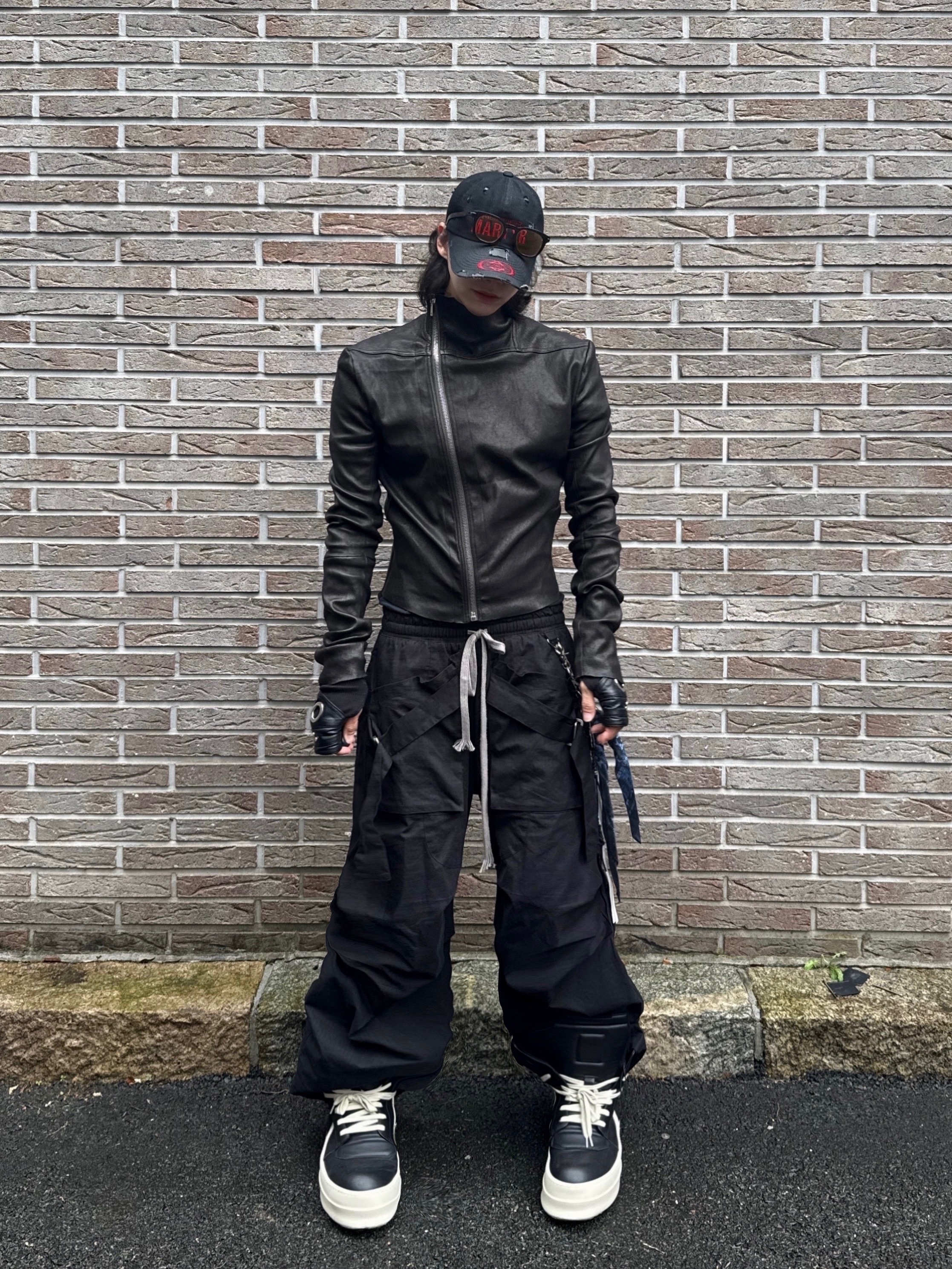 Wapworks Wide Safety Cargo Pants Black, Rick Owens Hollywood Mega Bumper Geobasket in Full Grain Calf Leather Black Milk 착용 스타일 - 2