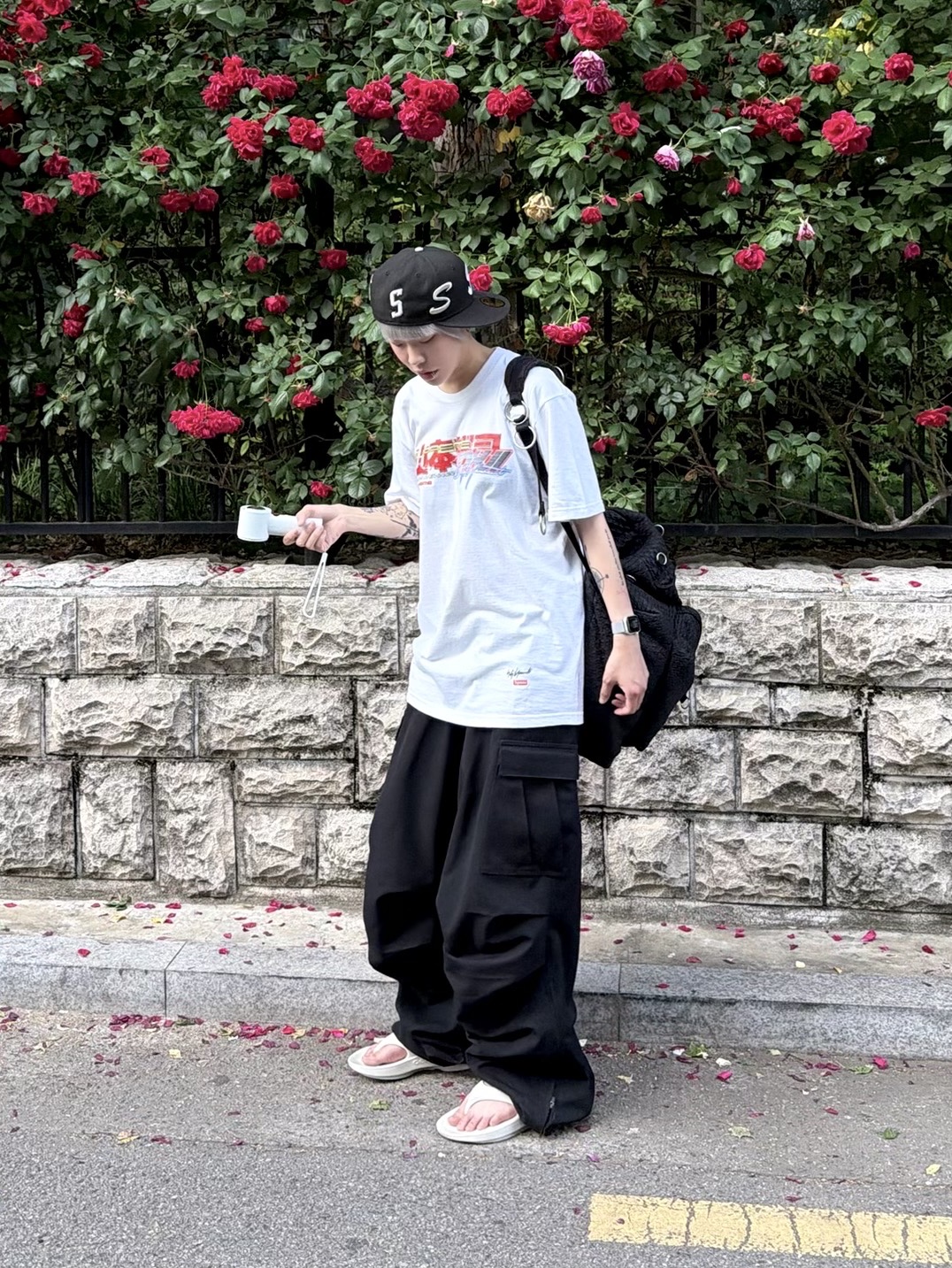Nonnod Side Zip Cargo Pants Black 착용 스타일 - 1