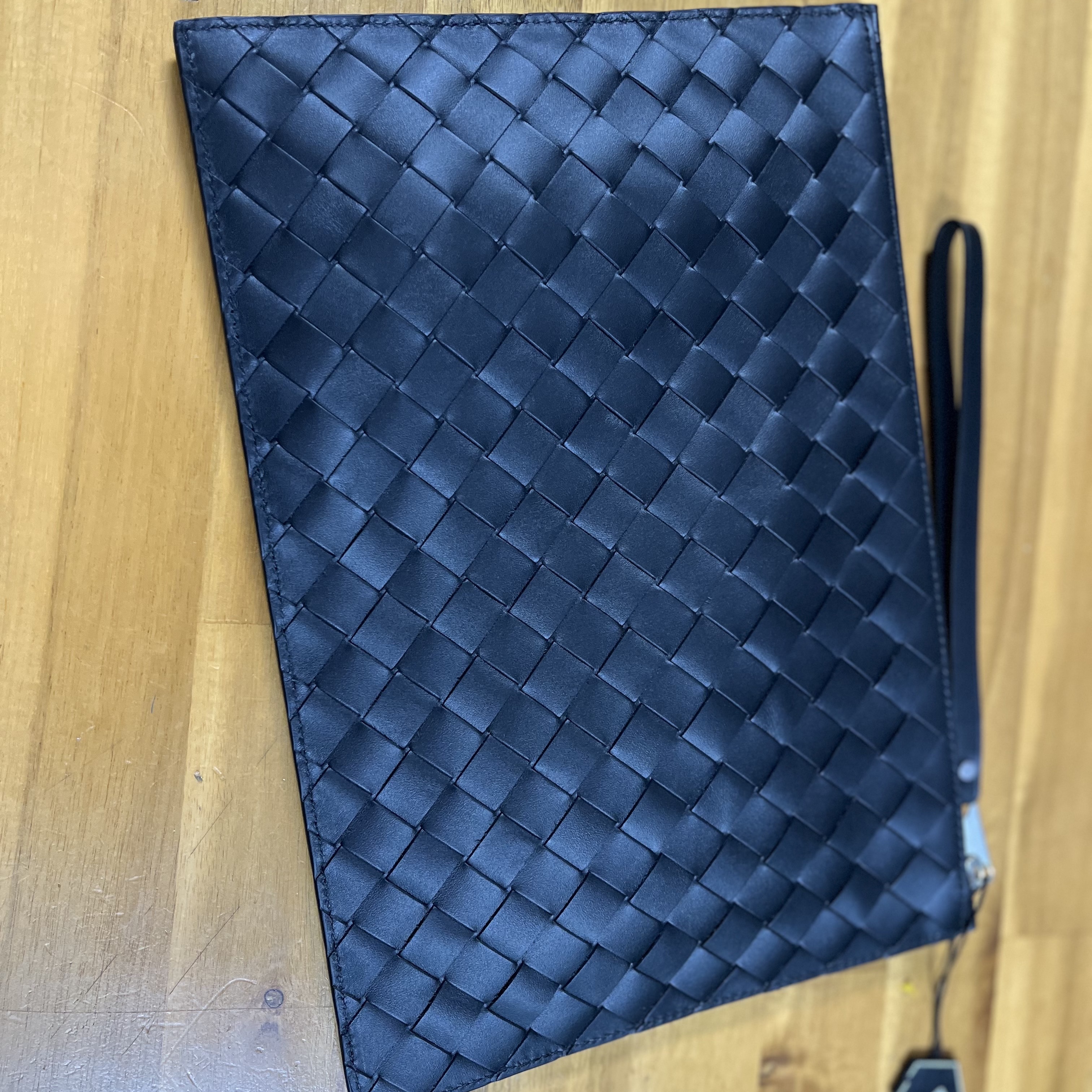 Bottega Veneta Large Pouch Black 착용 스타일