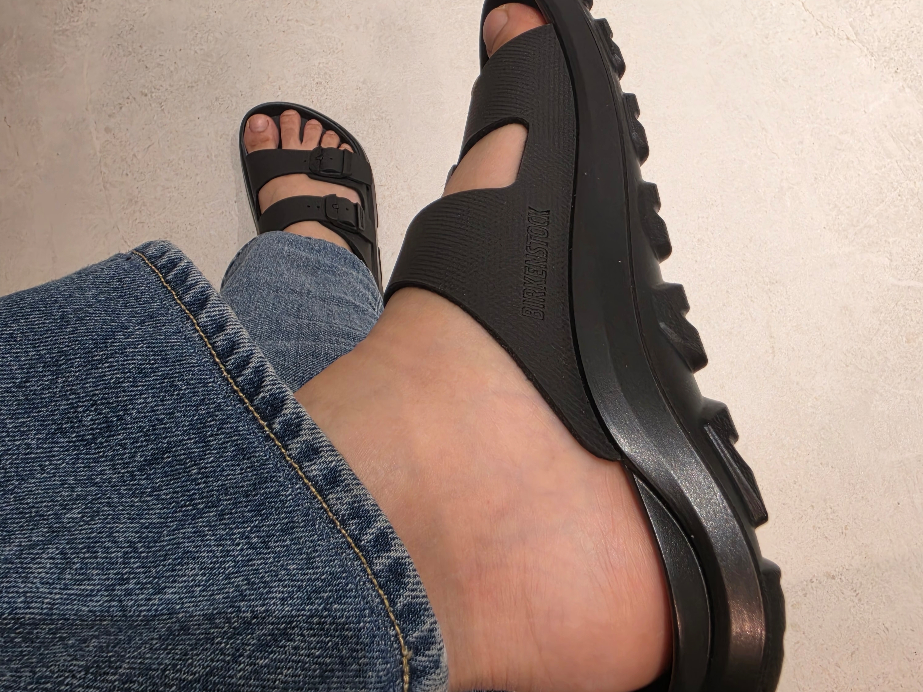 Birkenstock Mogami Terra Stealth 2 Strap Apex Black - Regular 착용 스타일 - 2