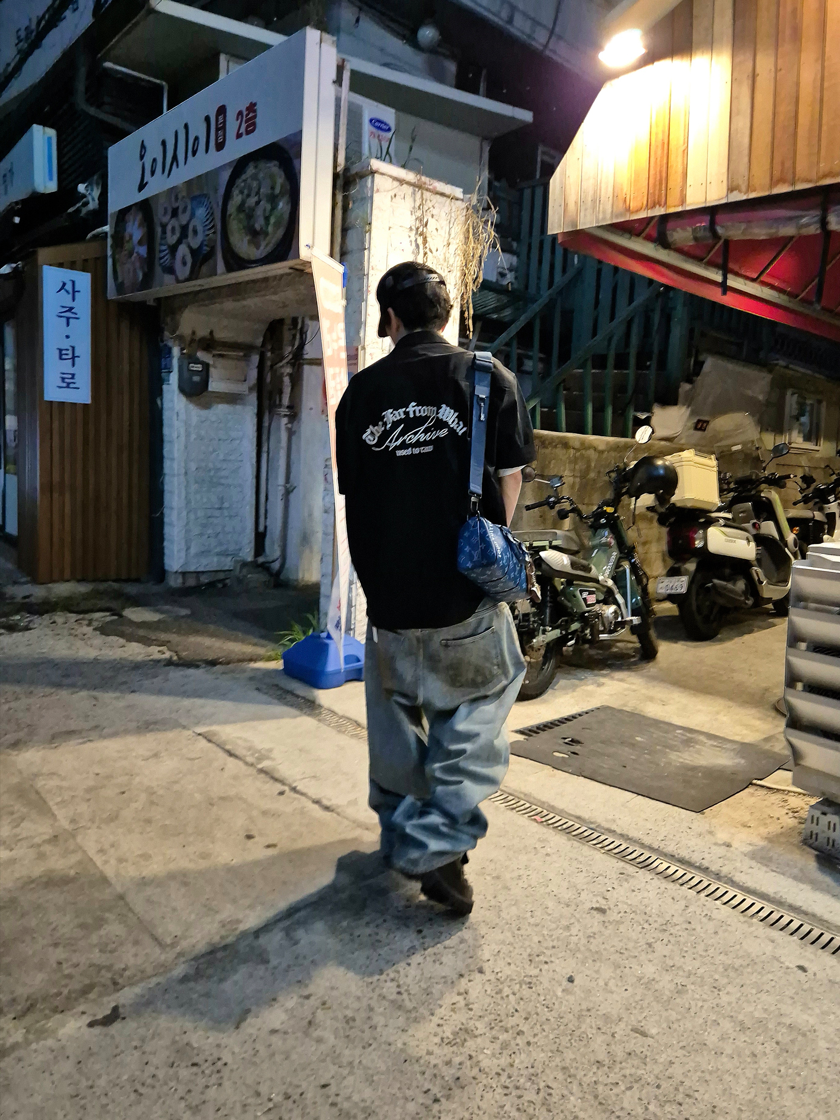 Farfromwhat Far Open Collar Shirts Black, Louis Vuitton LV Clash Square Sunglasses Black 착용 스타일 - 2
