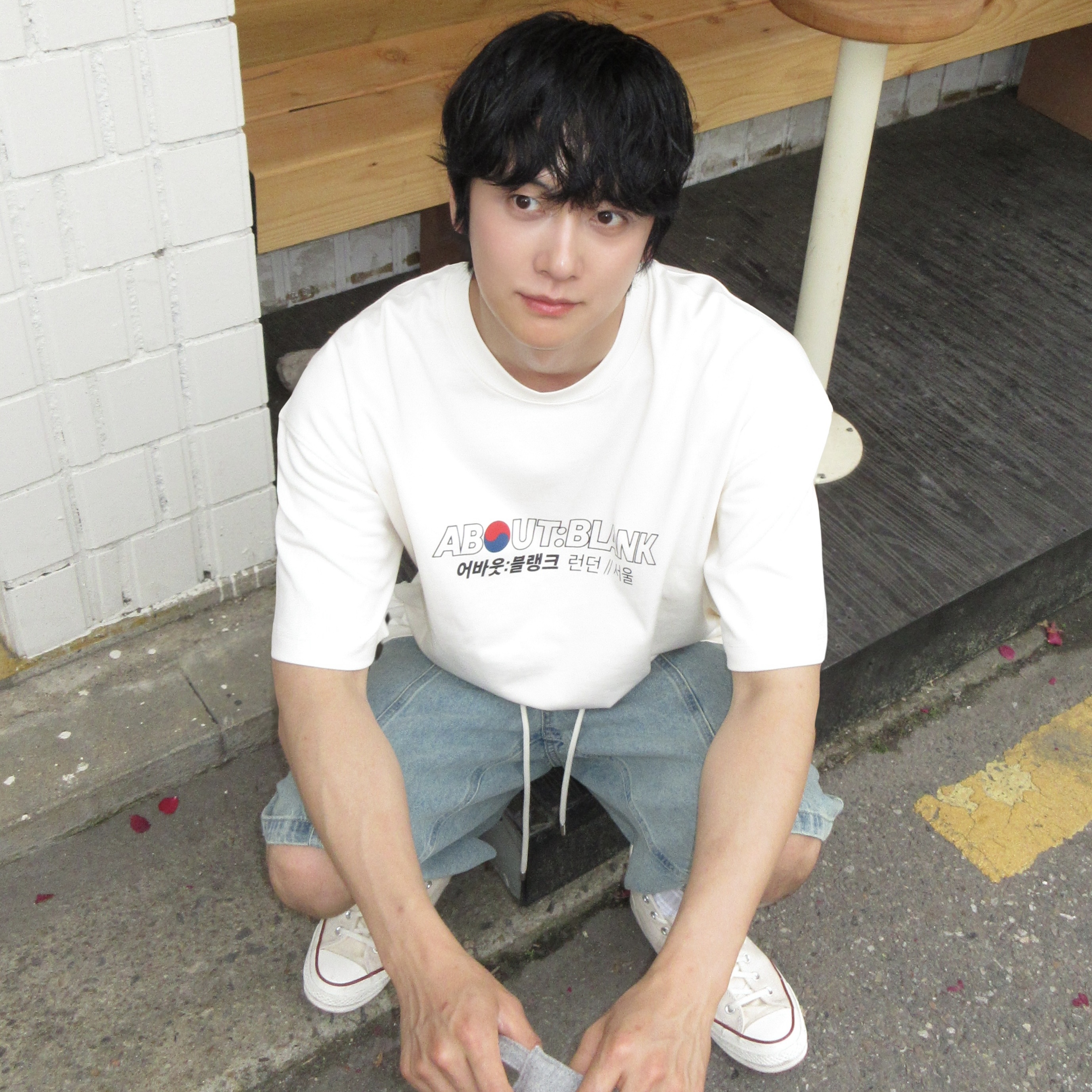 [KREAM 단독] About:Blank Felled Denim Short Murky Wash - 26FW, [KREAM 단독] About:Blank KREAM Exclusive T-Shirt Oat - 26FW 착용 스타일 - 5