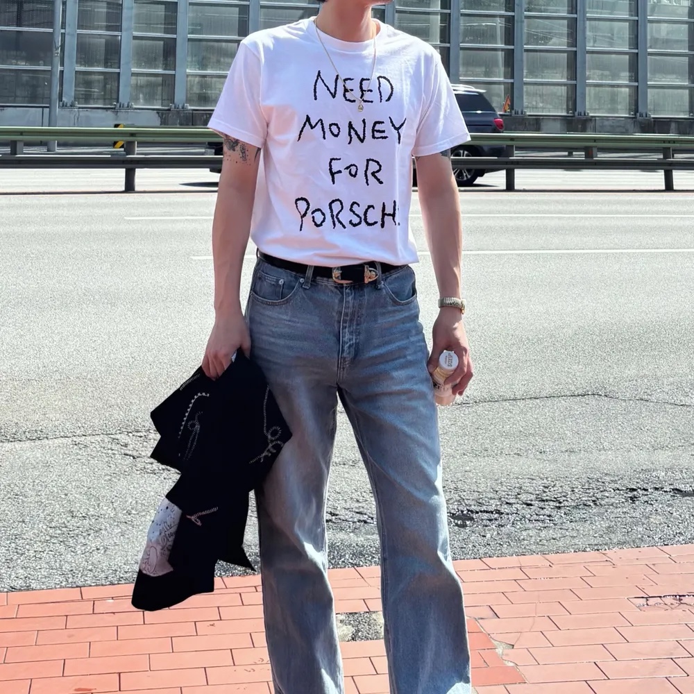 GILDAN X Vintage Collection NEED MONEY FOR PORSHCE T-Shirt (2 Color) 착용 스타일 - 2