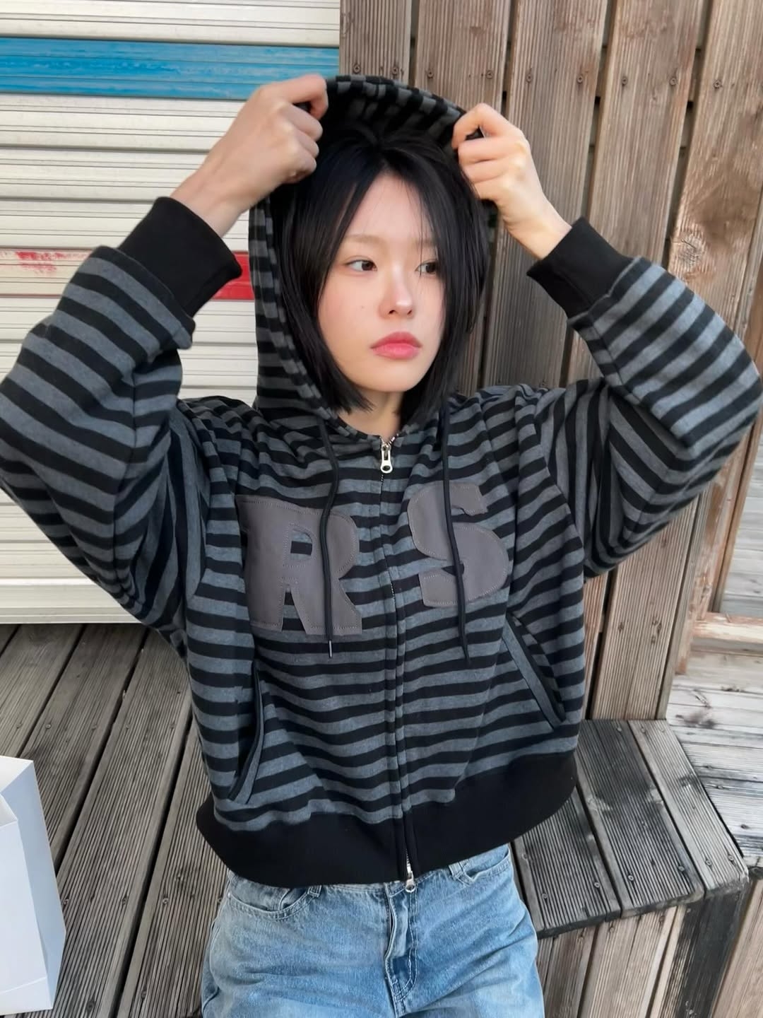 Rosefrantz Patch Stripe Hood Zip-Up [Black] 착용 스타일 - 2