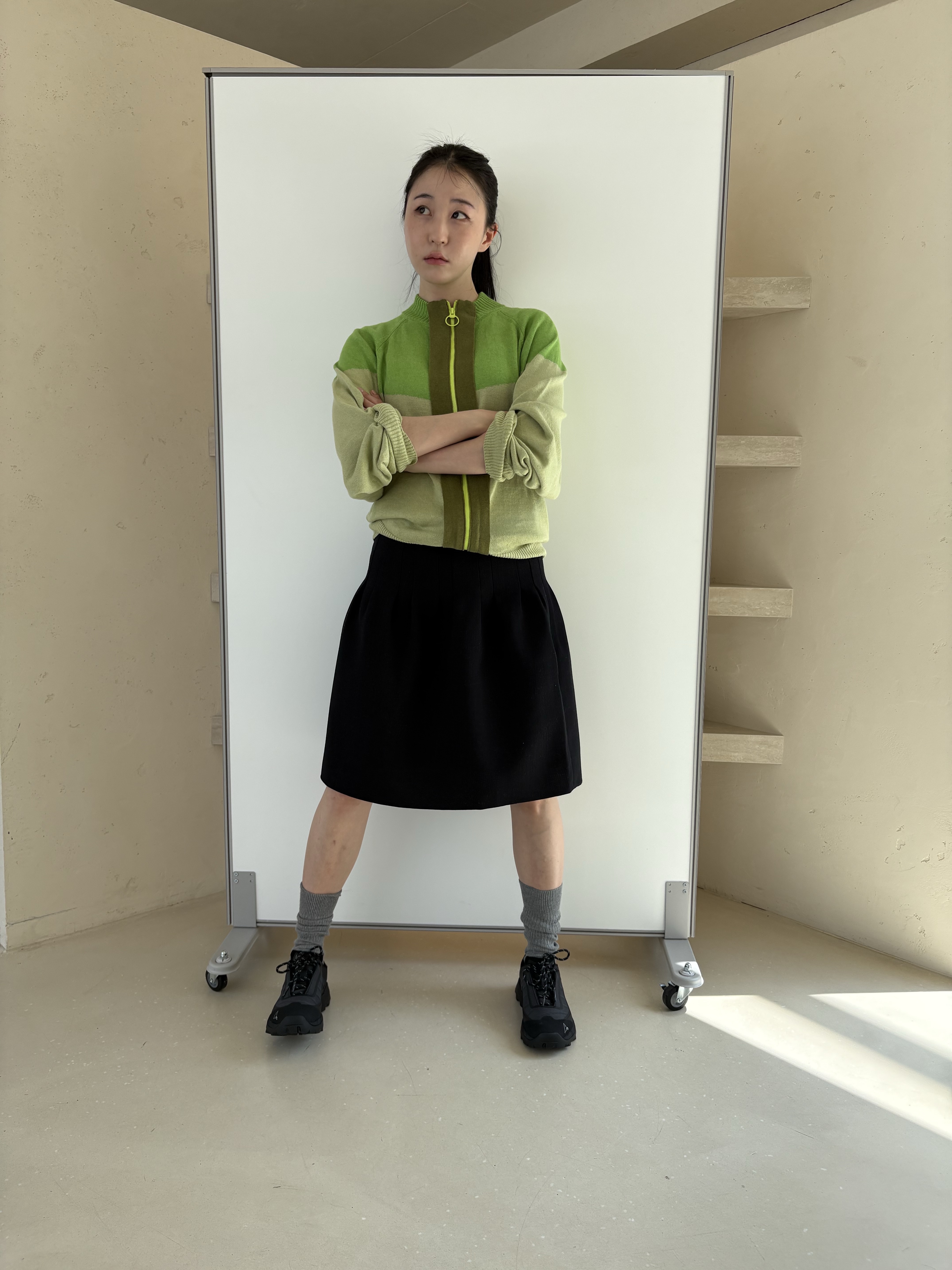 Shushu/Tong Women Low Waist Pleated Skirt Navy Blue - 26SS, Edward Cuming Half Moon Racer Zip-Up Green - 26SS 착용 스타일 - 2