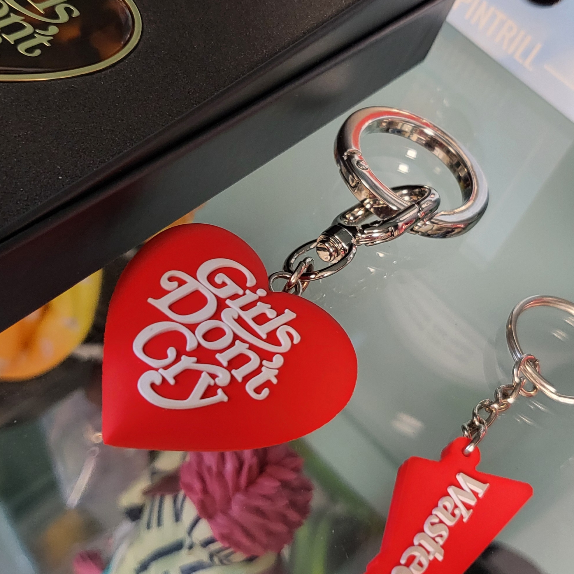 Verdy x Lotte Museum Girls Don't Cry heart Keyring 착용 스타일 - 1