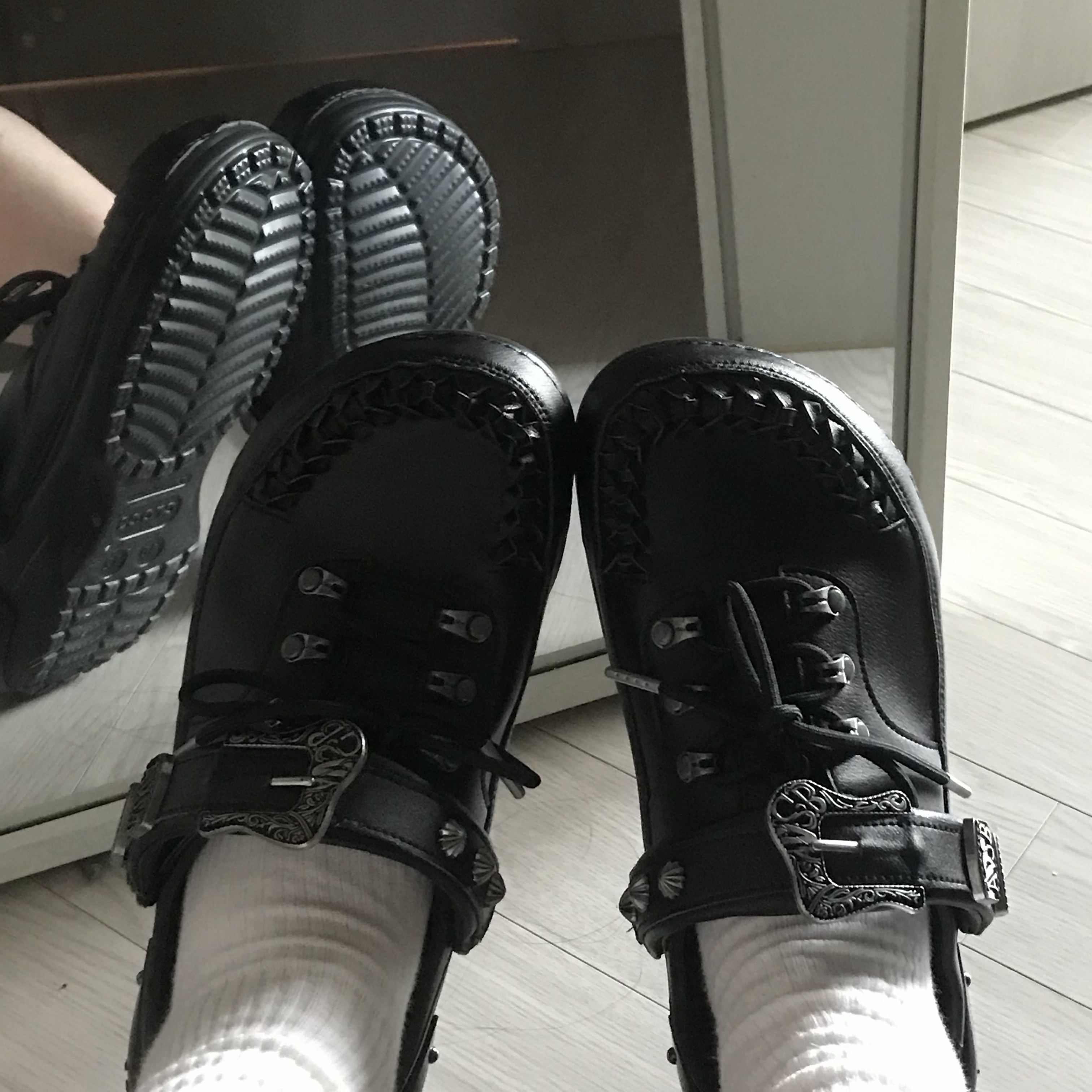 NICKEL DONKEY BERMUDA PANTS, Crocs x Andersson Bell Classic Clog Black 착용 스타일 - 3