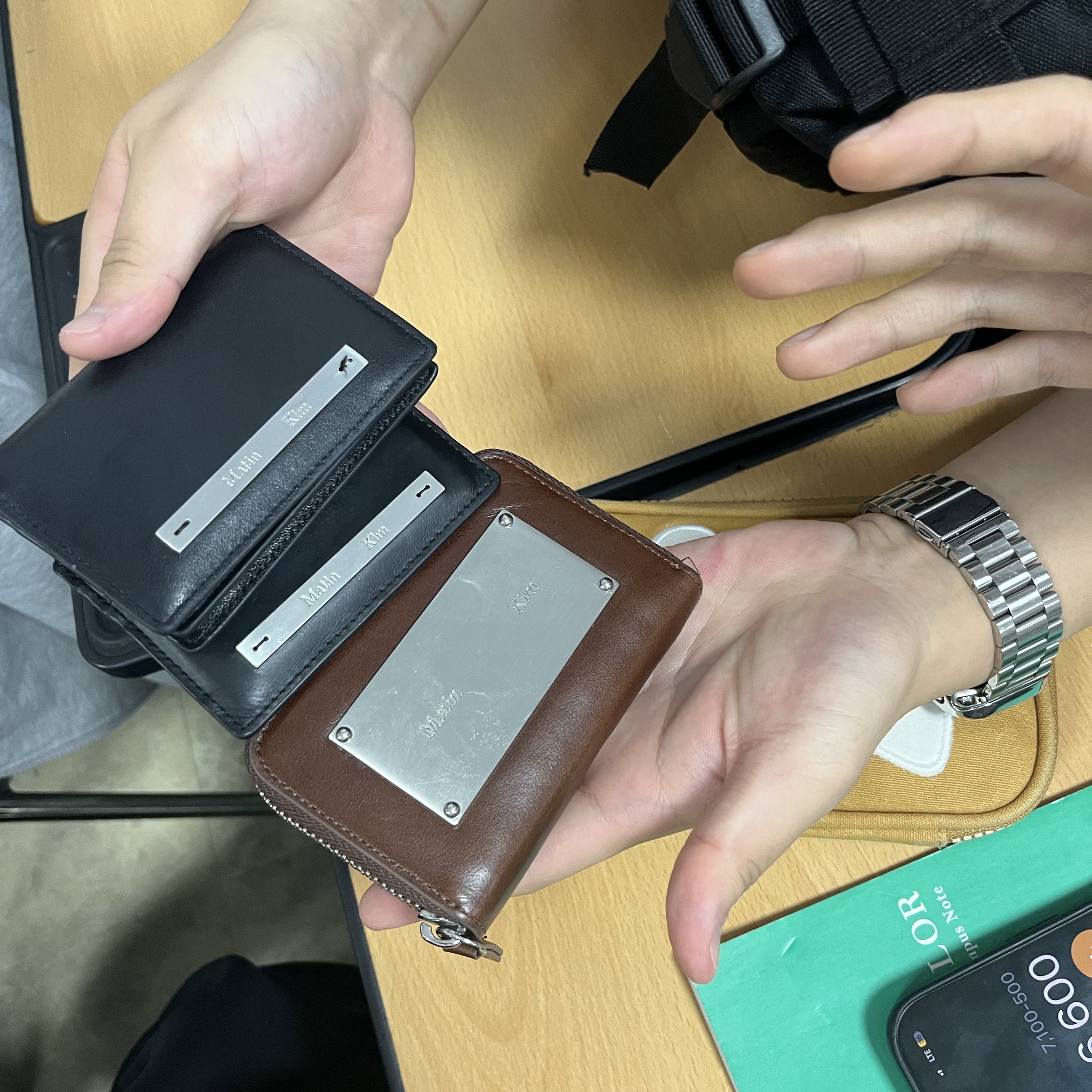 Matin Kim Vintage Card Wallet Black, Matin Kim Slim Metal Business Wallet Black 착용 스타일
