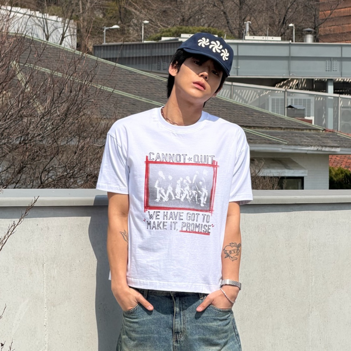 AMOU Marking Box Half T-Shirts White, AMOU Spiral 5Pannel Cap Black 착용 스타일