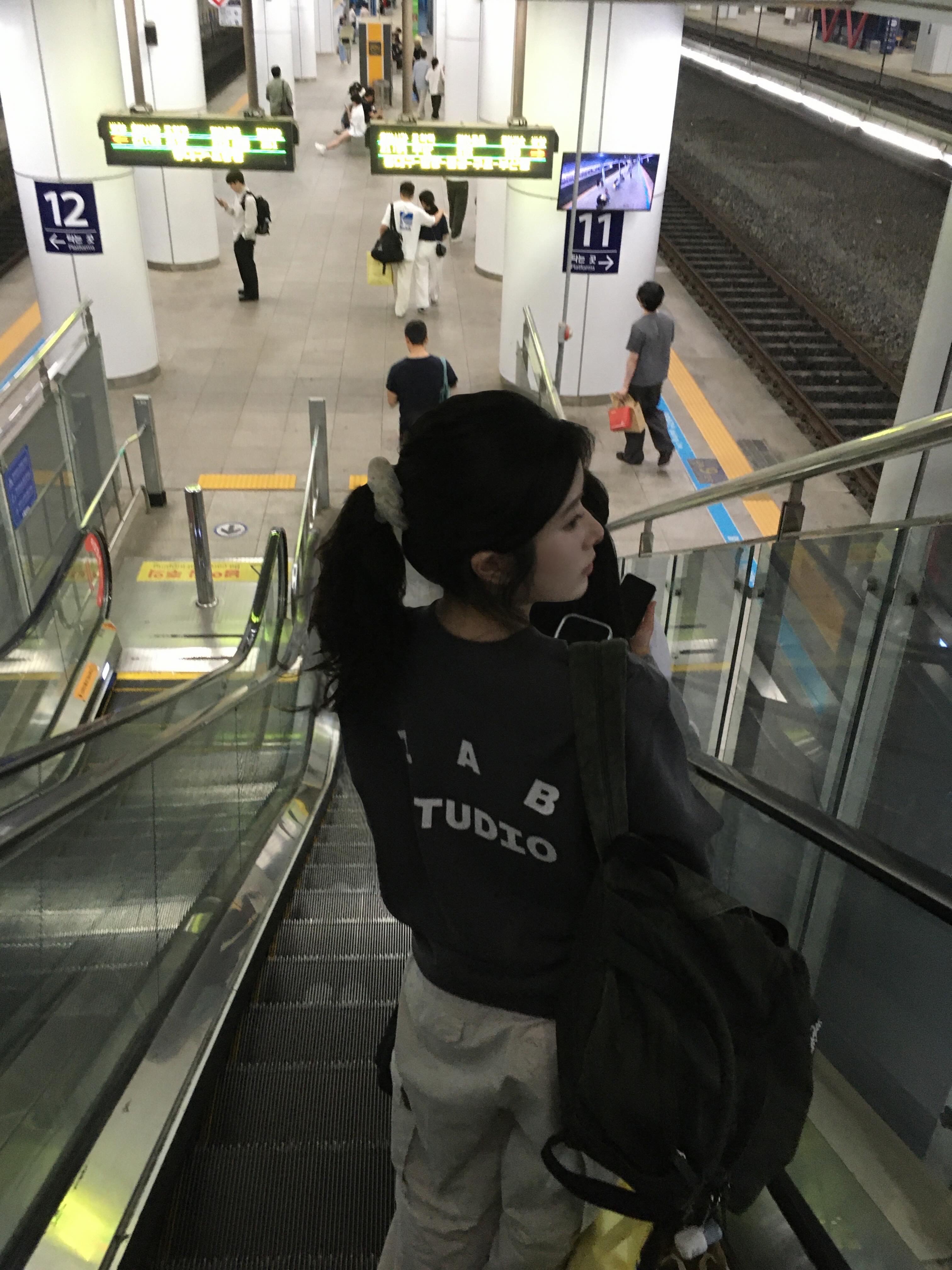 IAB Studio IAB Damaged Logo Sweatshirt Charcoal 착용 스타일 - 5