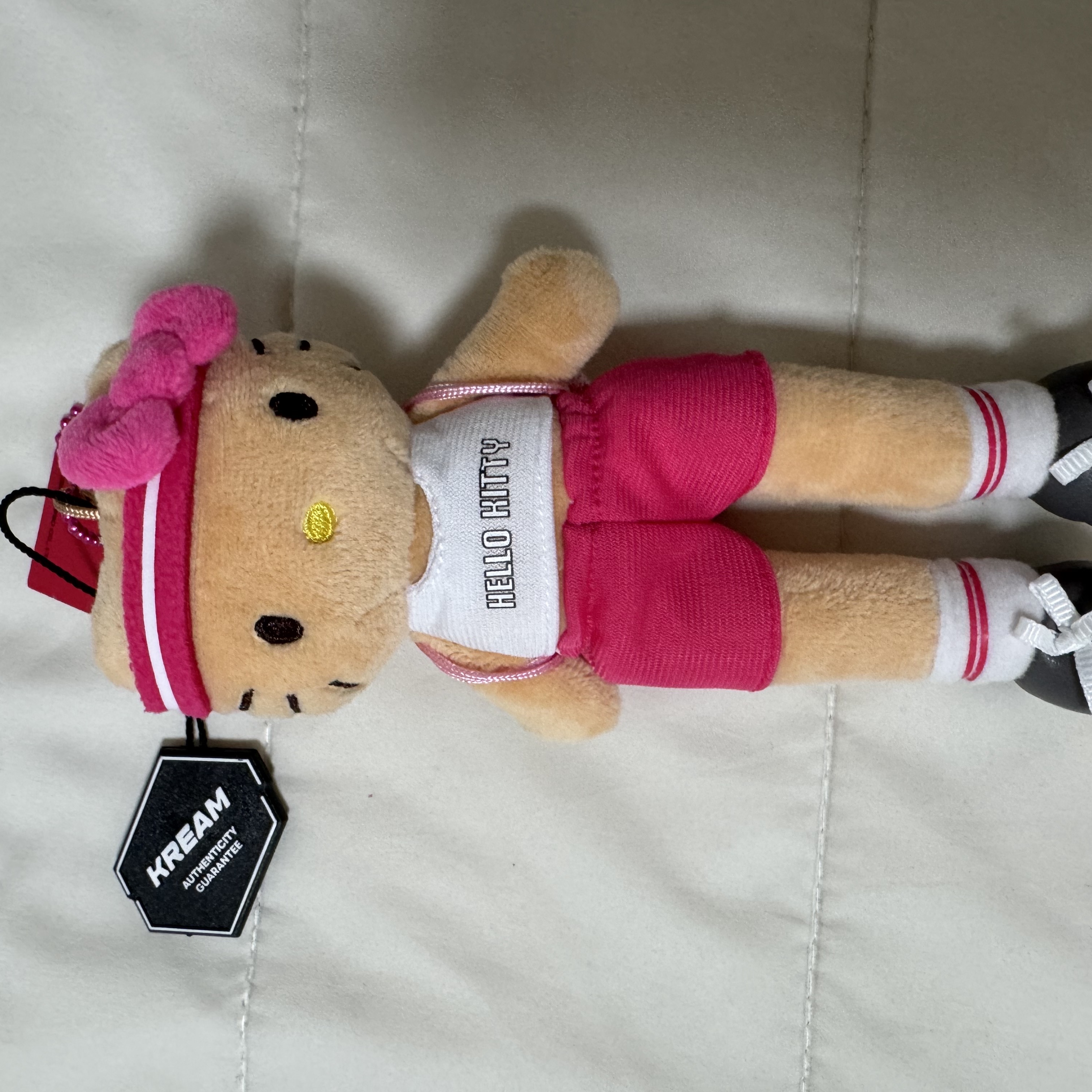 Sanrio x Olive Young Cutie Run Doll Keyring Cutie Run Hello Kitty Edition 착용 스타일