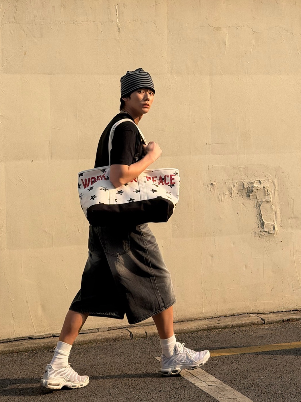 AMOU Dot Star Tote Bag, AMOU Reversible Stripe Beanie Black 착용 스타일 - 1