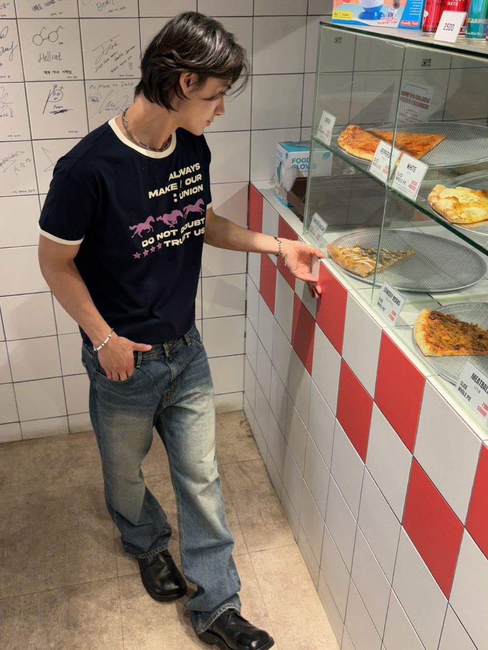 AMOU Runing Horse Ringer T-Shirts Navy 착용 스타일 - 2