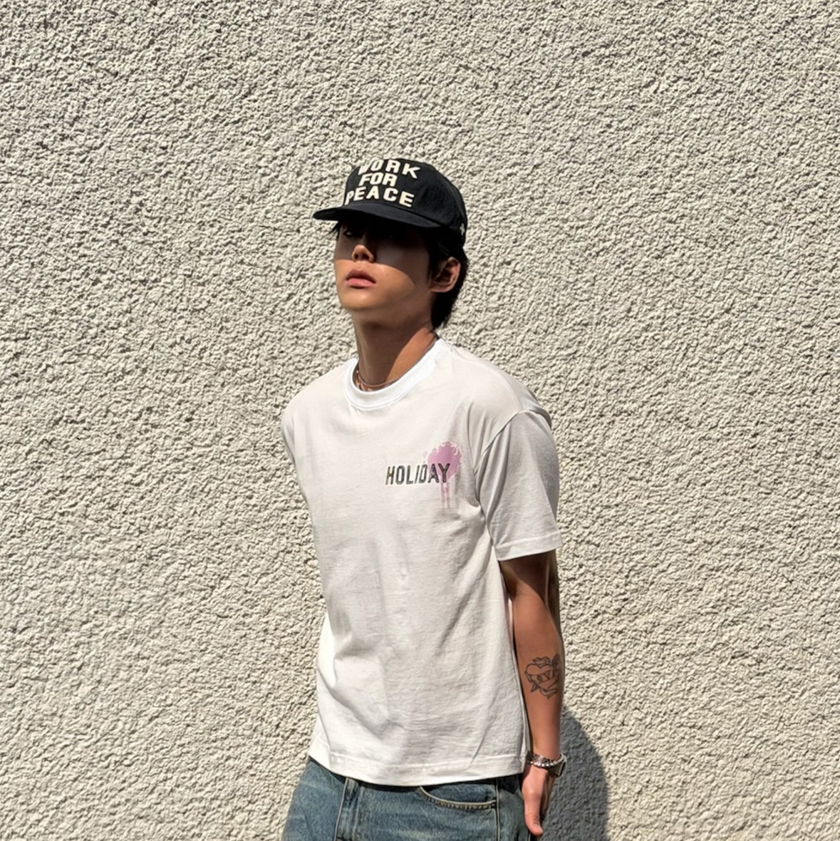 AMOU Holiday Half T- Shirts White, AMOU Work For Peace 5pannel Cap Black 착용 스타일 - 1