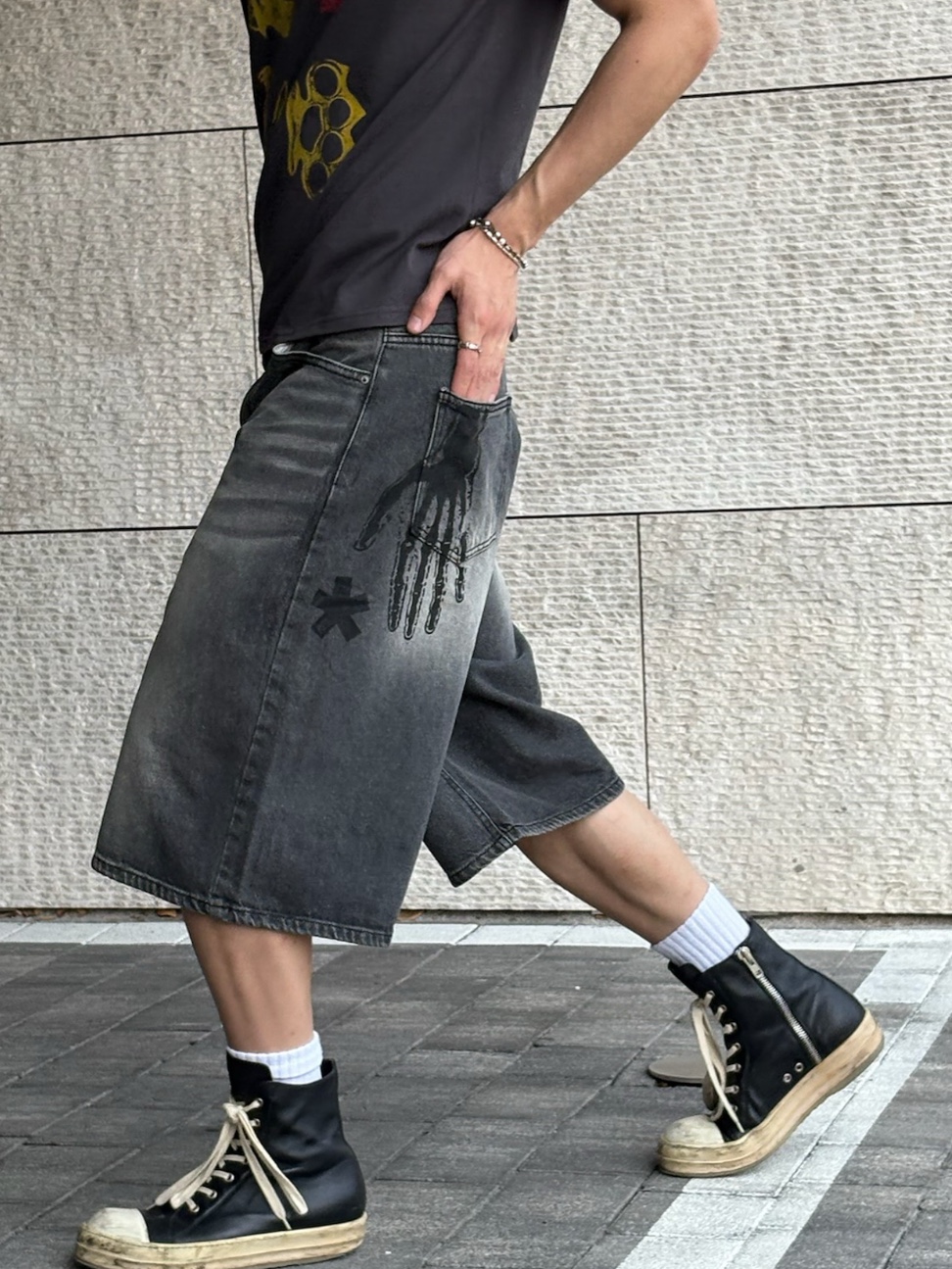 AMOU Hand Sign Denim Bermuda Pants Black 착용 스타일 - 2