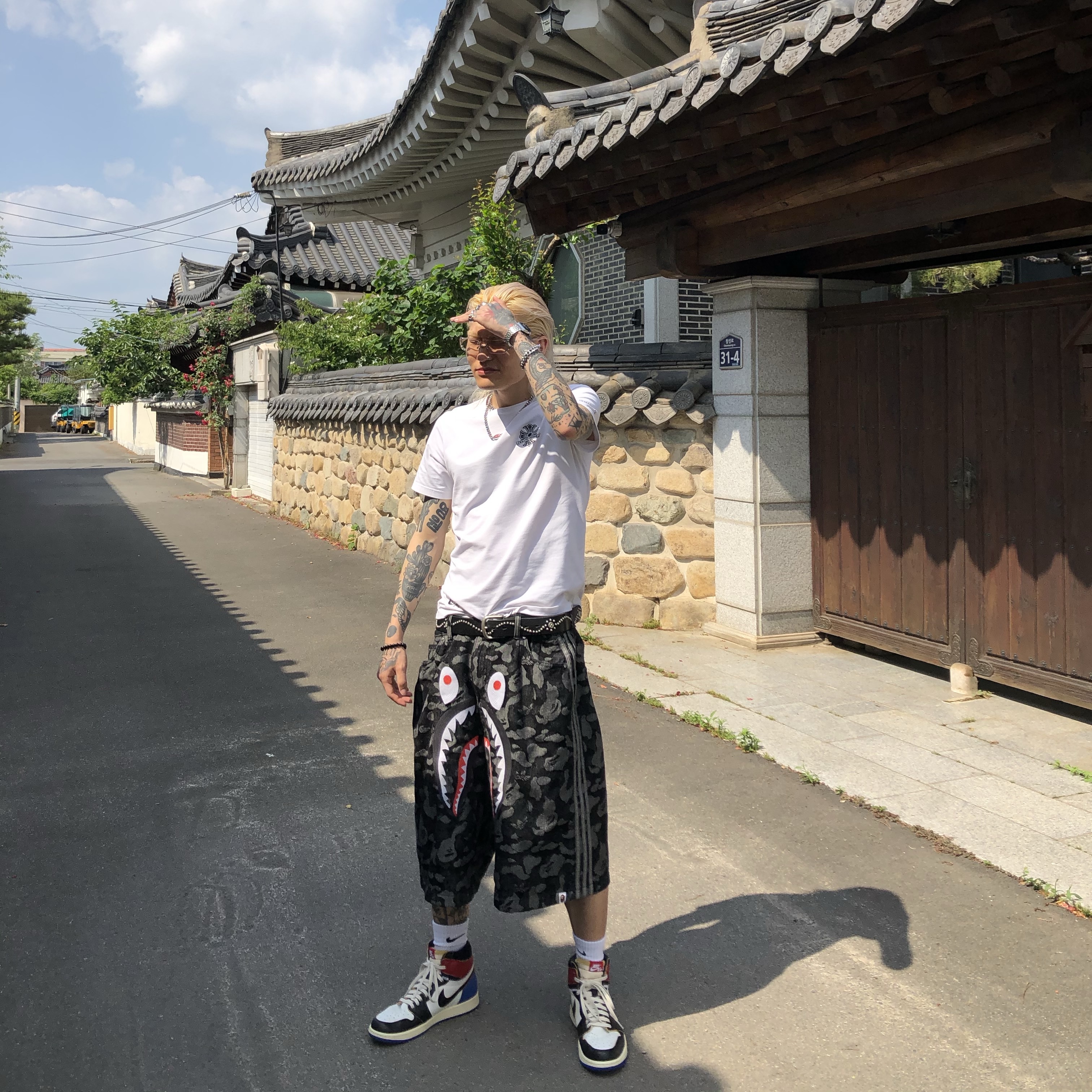 Jordan 1 x Fragment x Union LA Black and Varsity Red, Adidas x BAPE Shark Denim Shorts Black - KR Sizing 착용 스타일