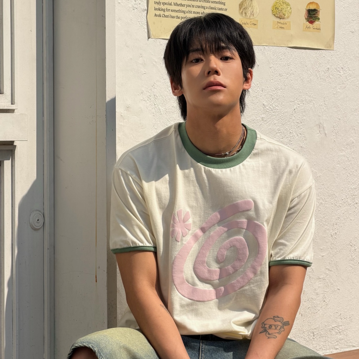 AMOU Molly Ringer T-Shirts Ivory 착용 스타일