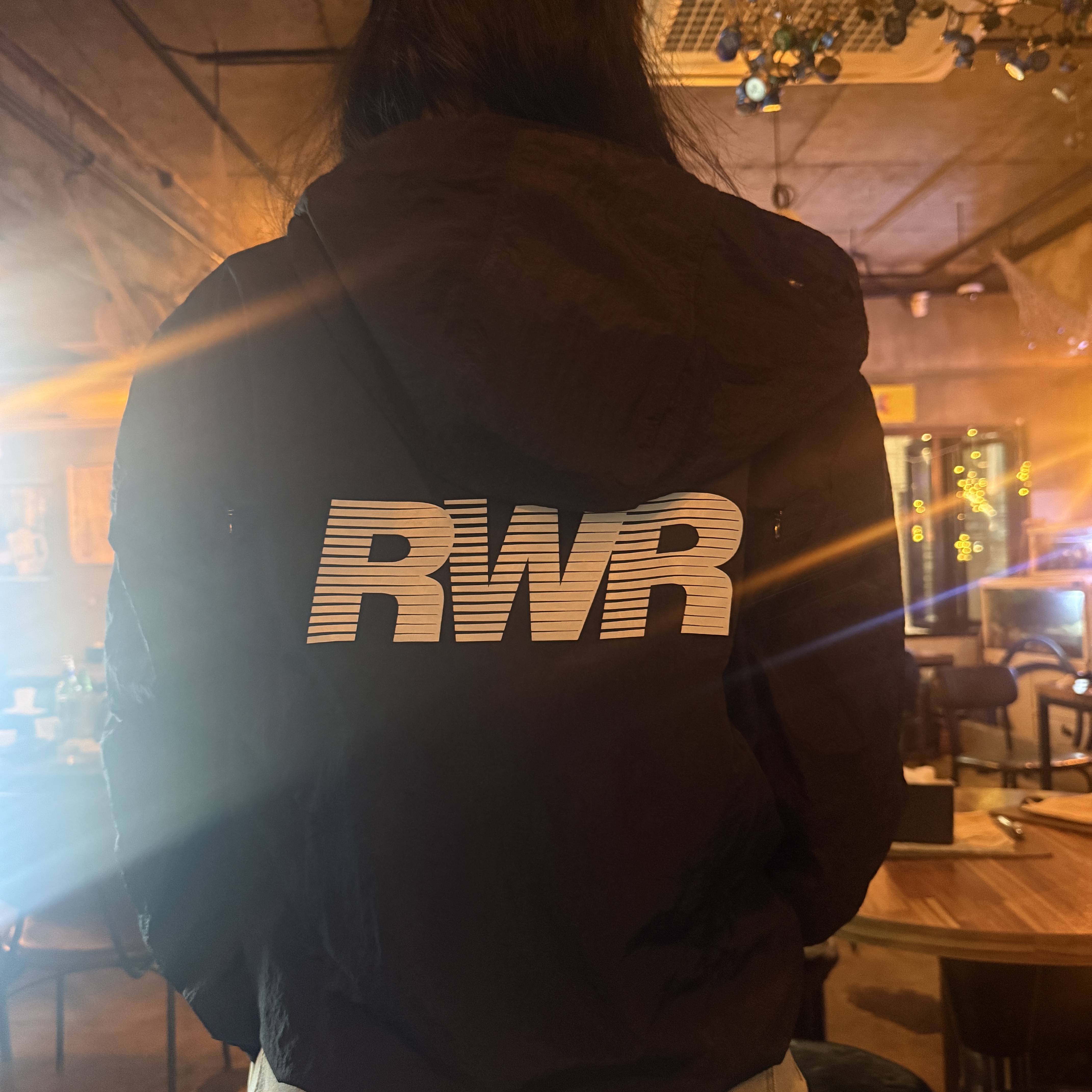 [KREAM 단독] runwhither Windbreaker Jacket V2 Black 착용 스타일