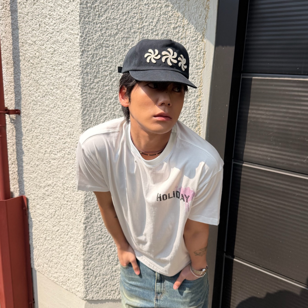 AMOU Holiday Half T- Shirts White 착용 스타일 - 3