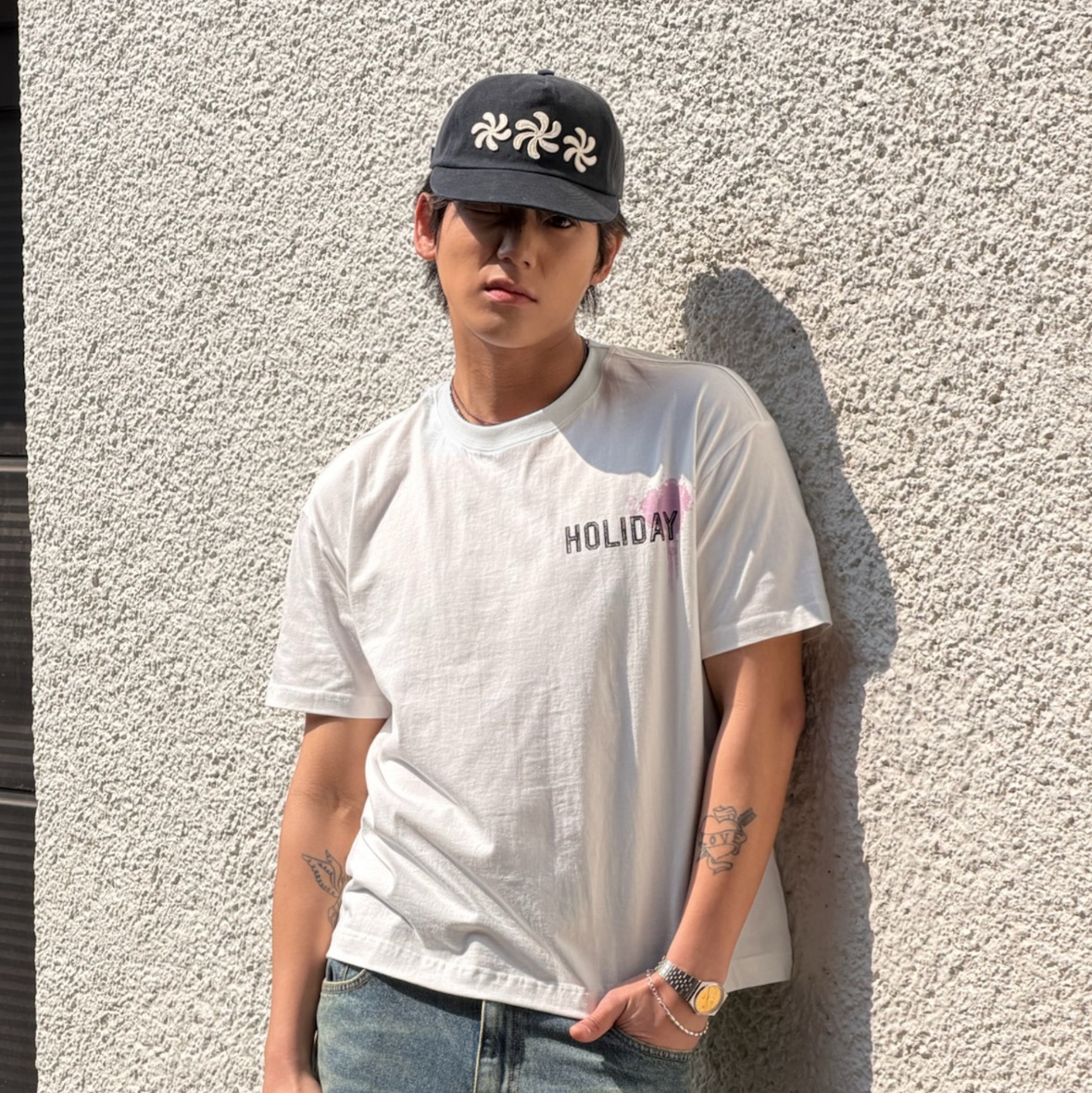 AMOU Holiday Half T- Shirts White, AMOU Work For Peace 5pannel Cap Black 착용 스타일 - 2