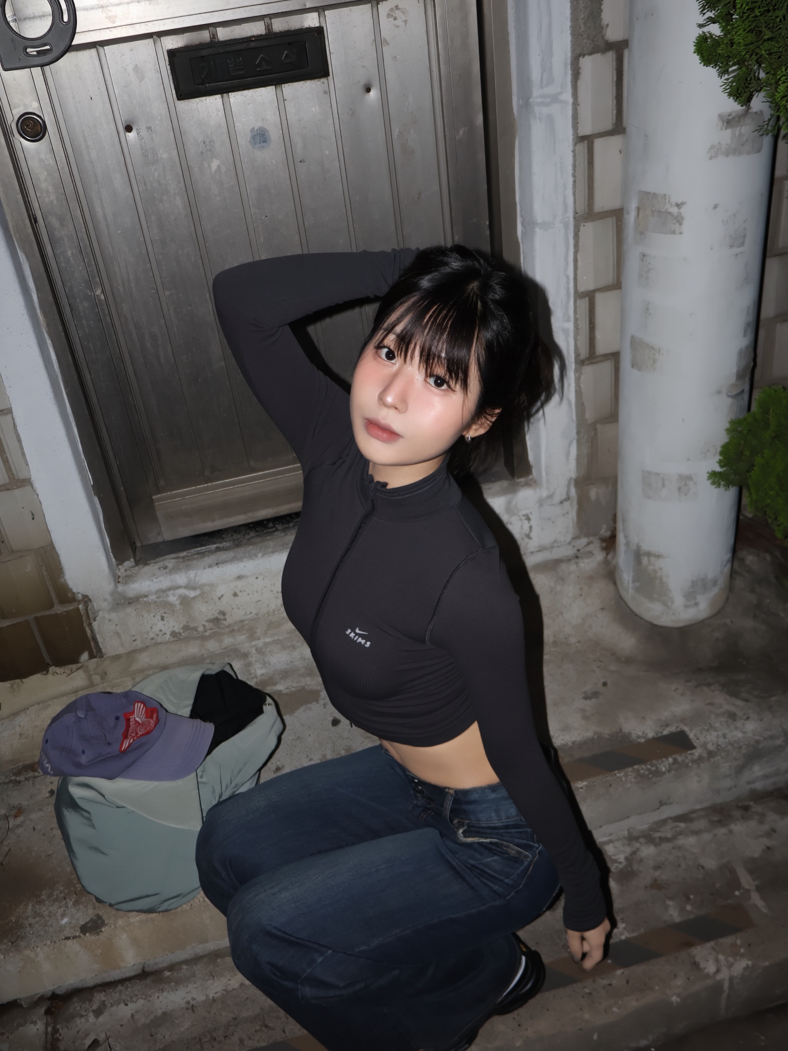 (W) NikeSKIMS Ribbed Seamless Cropped Full-Zip Jacket NSKM Obsidian NSKM Armor 착용 스타일 - 2