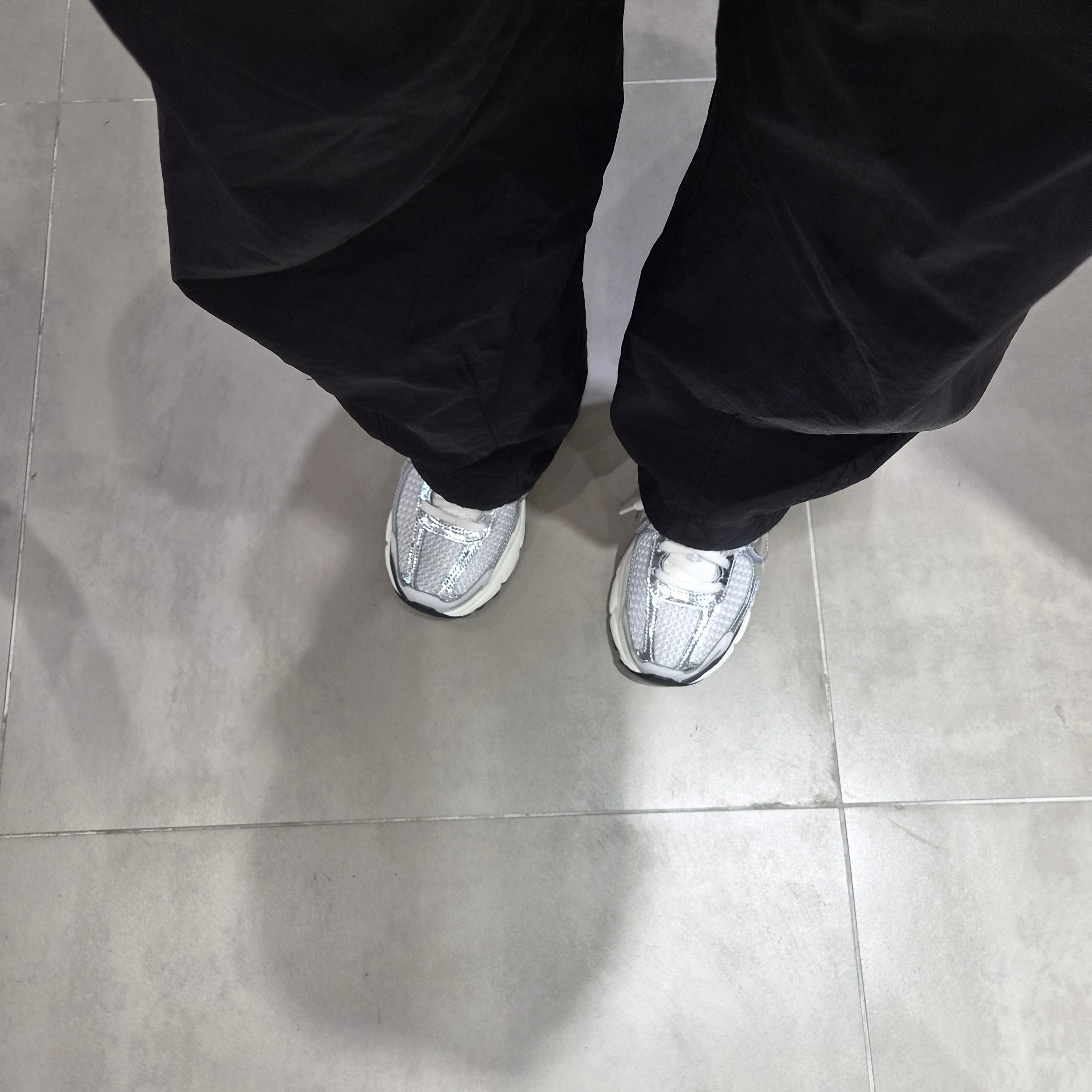 (W) Nike Zoom Vomero 5 Photon Dust and Metallic Silver 착용 스타일 - 3