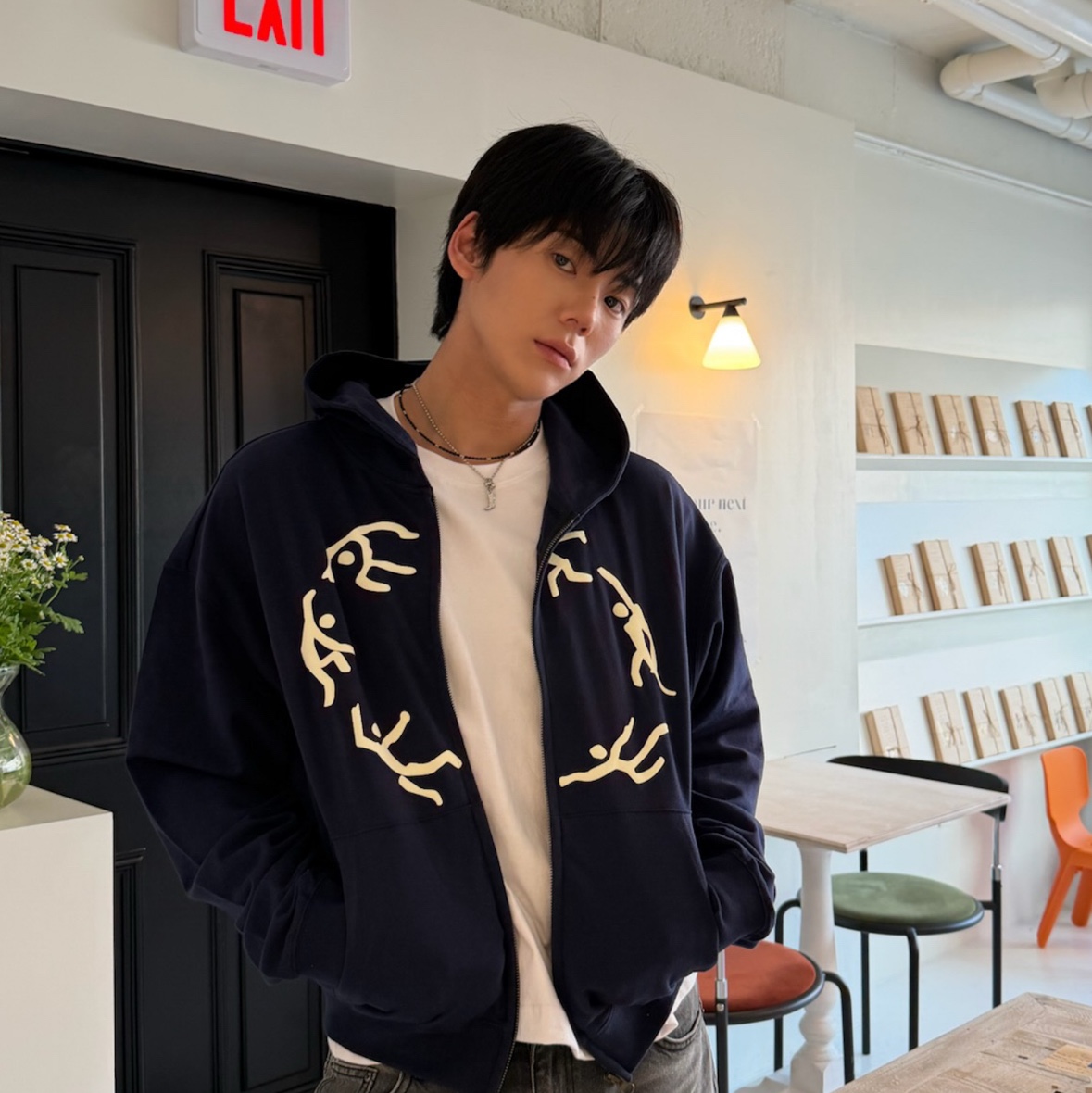 AMOU Dancing Circle Crop Hoodie Zip-Up Navy 착용 스타일 - 1