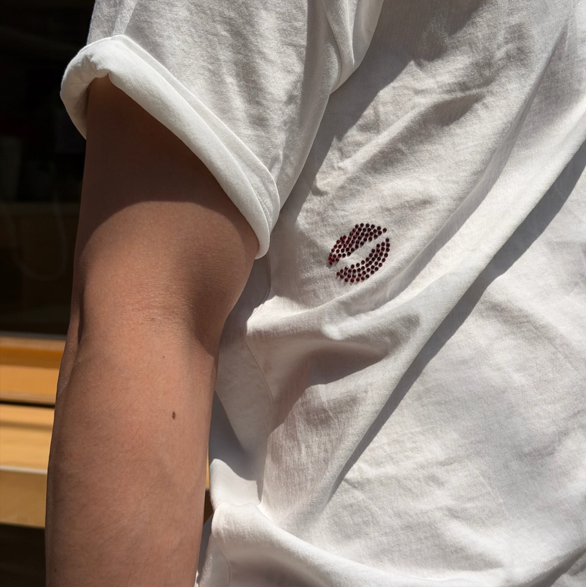[KREAM 단독] AMOU Kiss Mark Garment T-Shirts White 착용 스타일 - 2