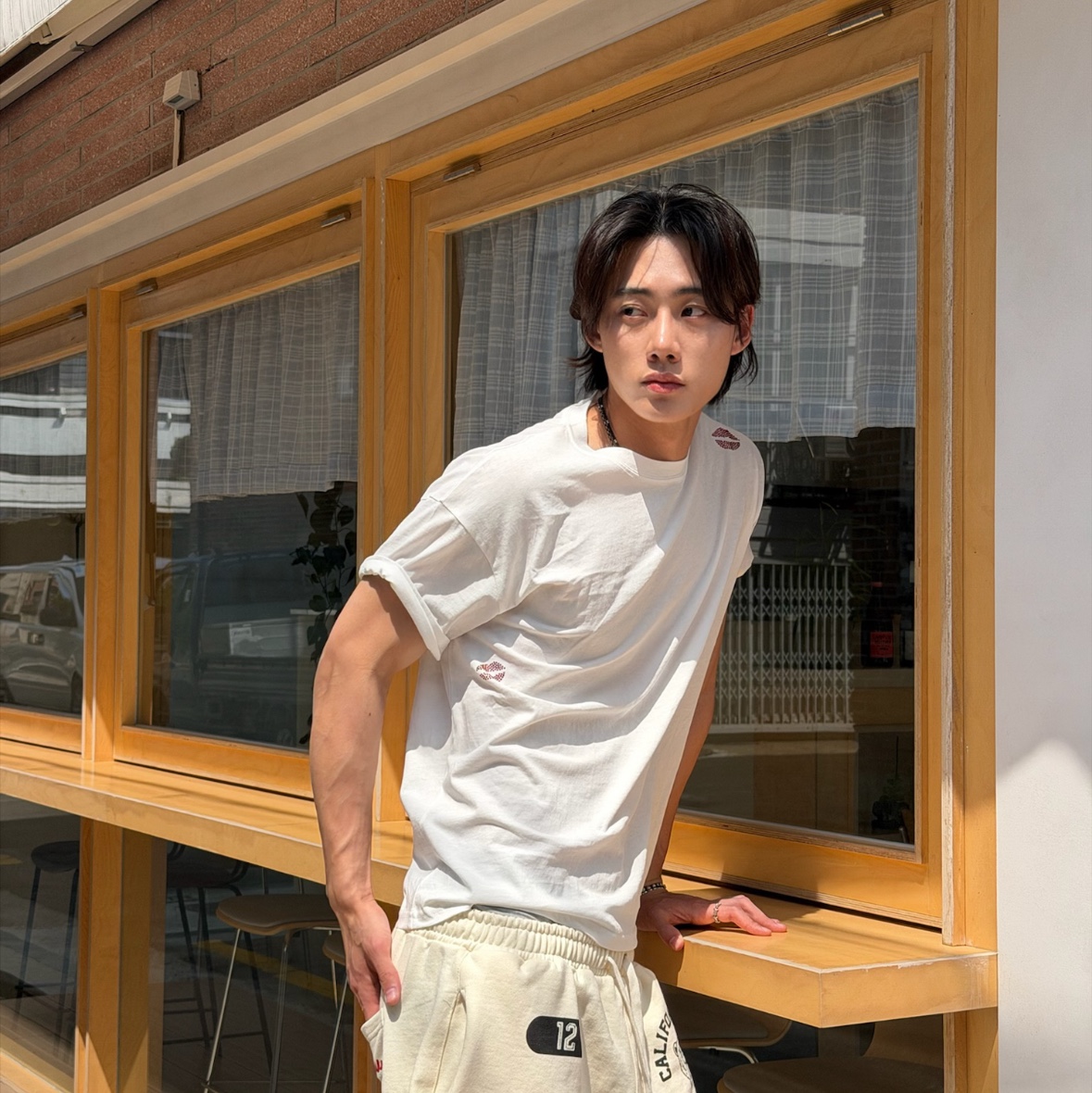 [KREAM 단독] AMOU Kiss Mark Garment T-Shirts White, [KREAM 단독] AMOU Cali Shorts Cream 착용 스타일 - 4