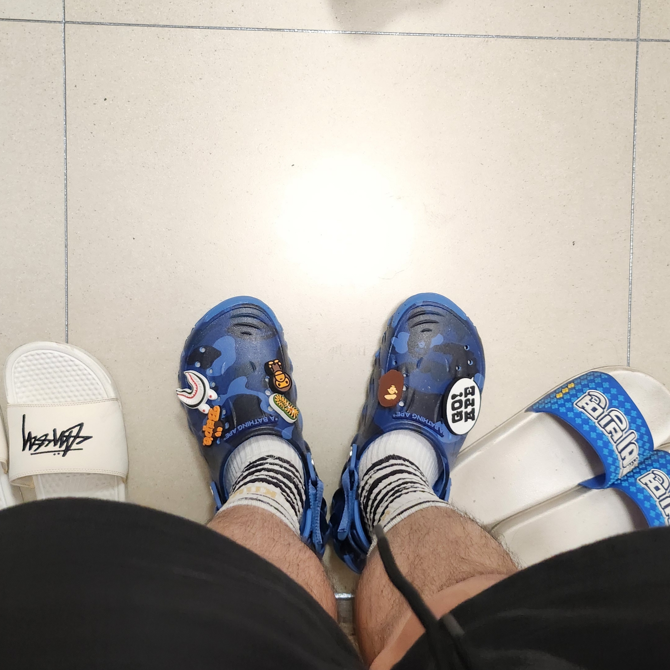 Crocs x BAPE Echo RO Clog Navy 착용 스타일 - 2