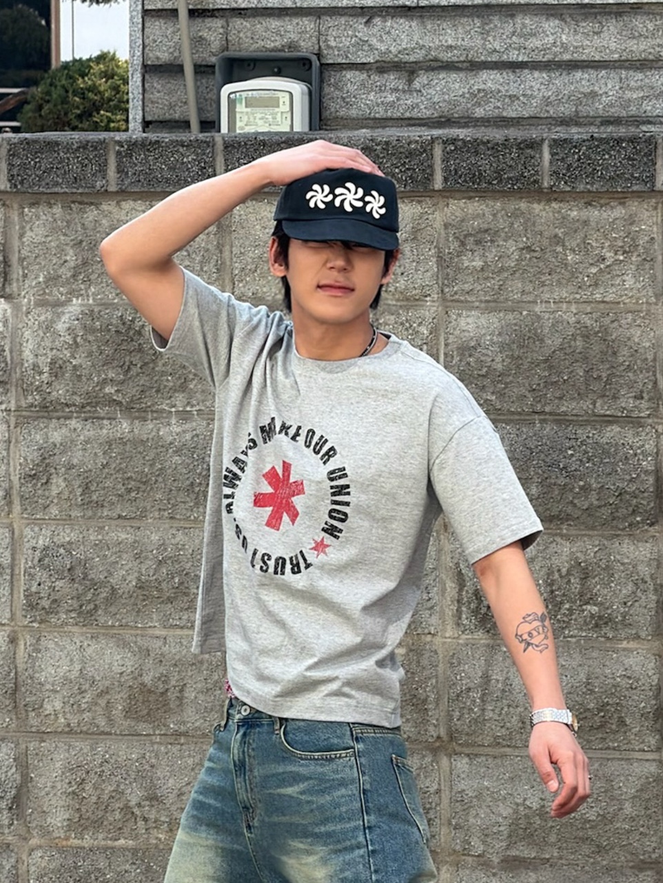 AMOU Lettering Circle Half T-Shirts Gray, AMOU Spiral 5Pannel Cap Black 착용 스타일