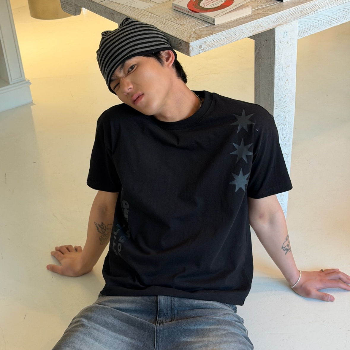 AMOU Reversible Stripe Beanie Black, AMOU Motion Half T-Shirts Black 착용 스타일 - 1