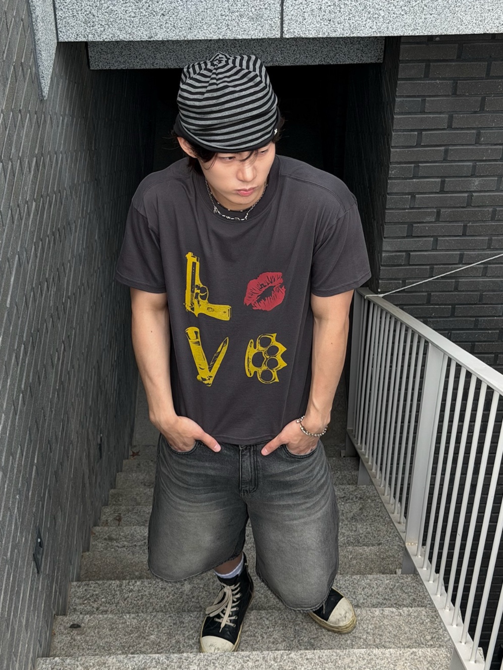 AMOU Reversible Stripe Beanie Black, [KREAM 단독] AMOU Danger Love Reglan T-Shirts Chacoal 착용 스타일 - 1