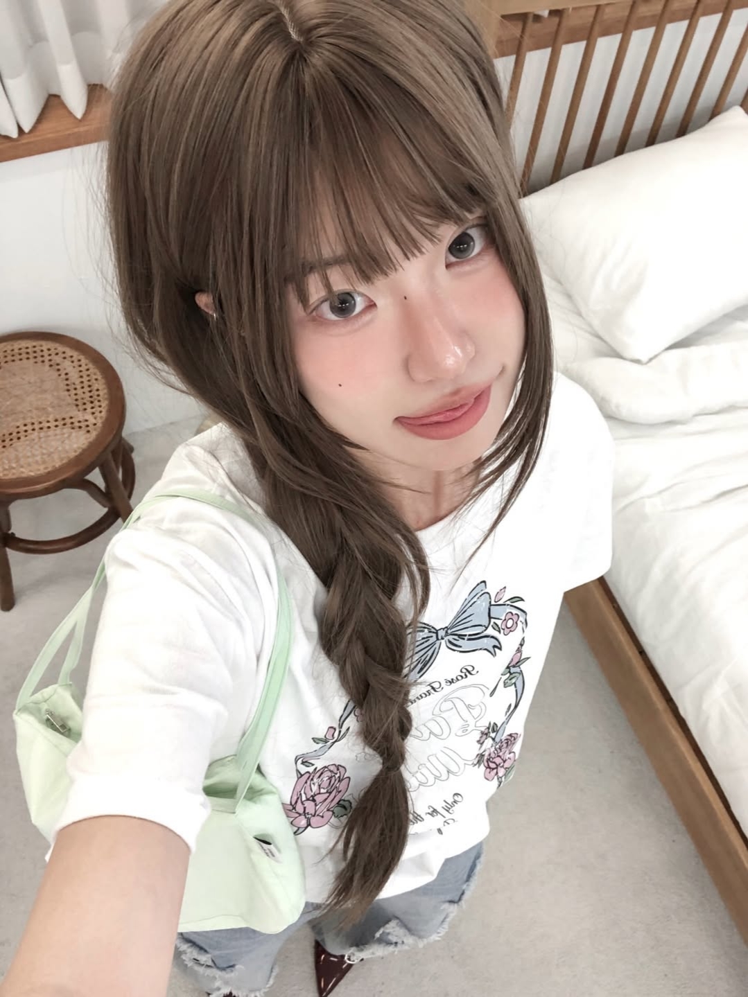 Rosefrantz Vintage Floral Frame T-shirt [White] 착용 스타일 - 7