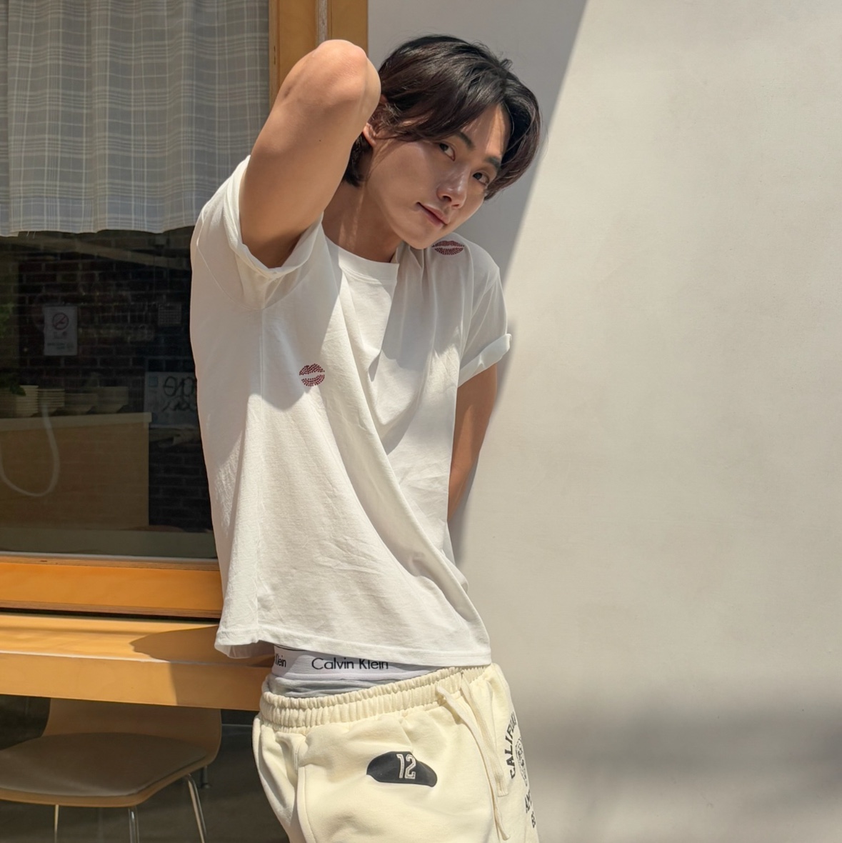 [KREAM 단독] AMOU Kiss Mark Garment T-Shirts White, [KREAM 단독] AMOU Cali Shorts Cream 착용 스타일 - 3