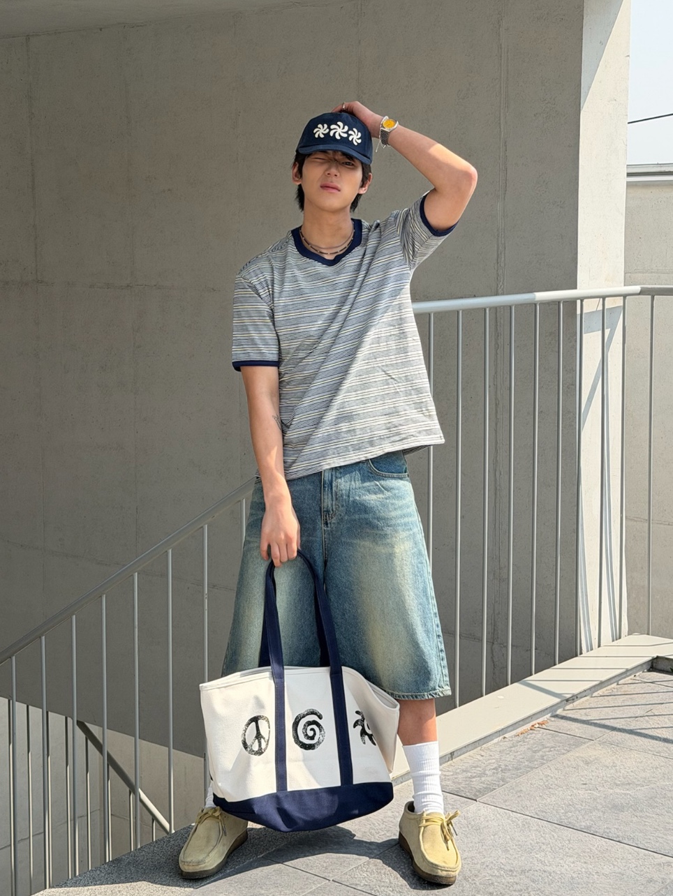 AMOU Amou Multi Stripe Ringer T-Shirts Melange, AMOU Spiral 5Pannel Cap Navy 착용 스타일 - 1