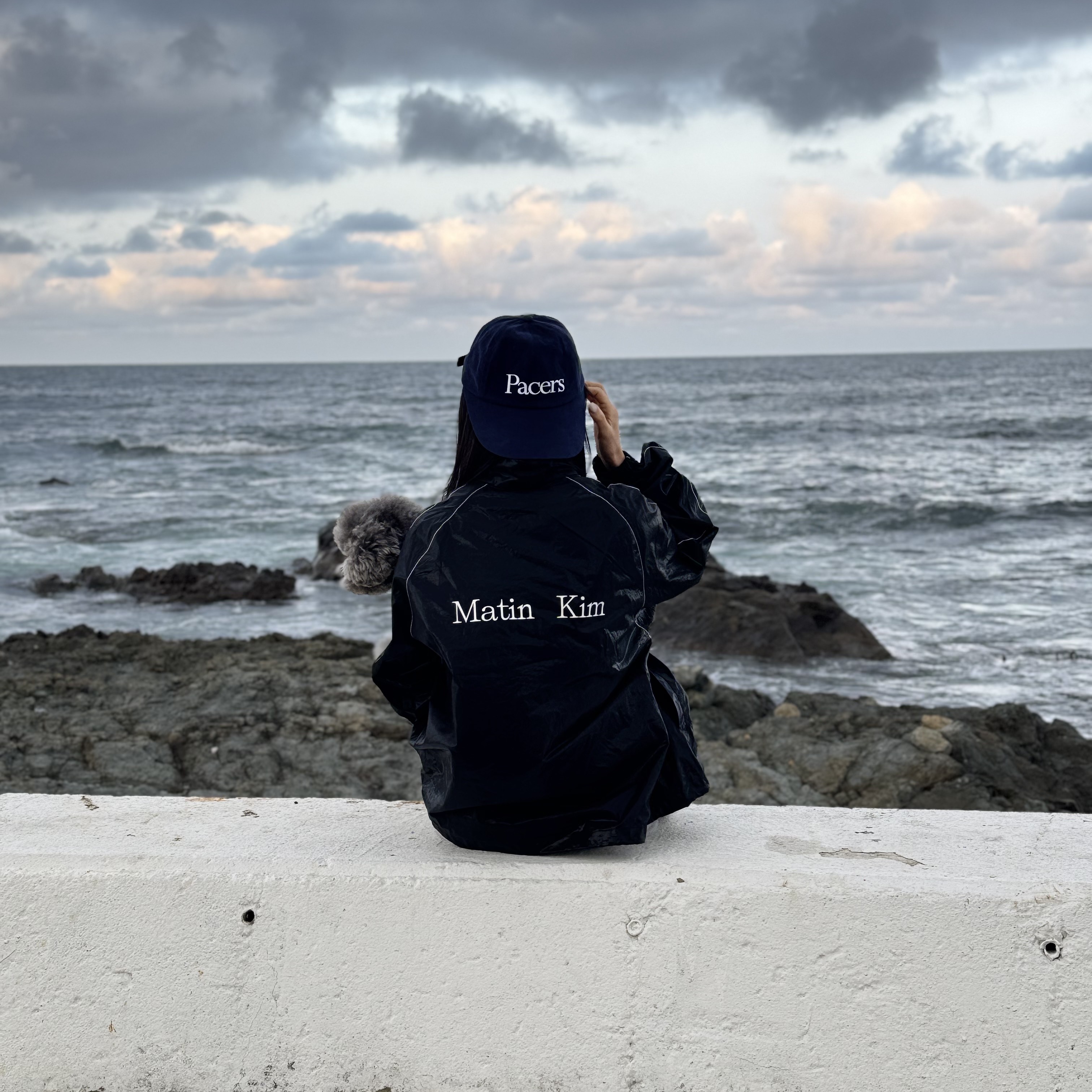 (W) Matin Kim Logo Coating Jumper Black 착용 스타일