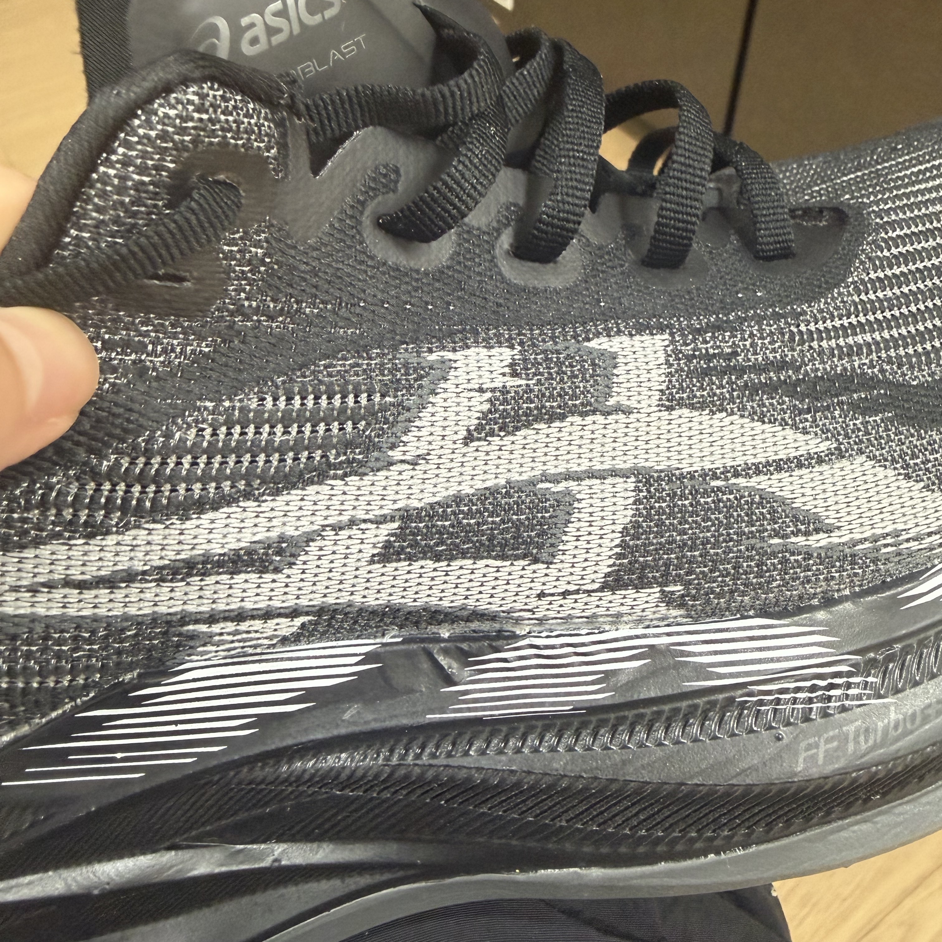 Asics Superblast 2 Black White 착용 스타일 - 3