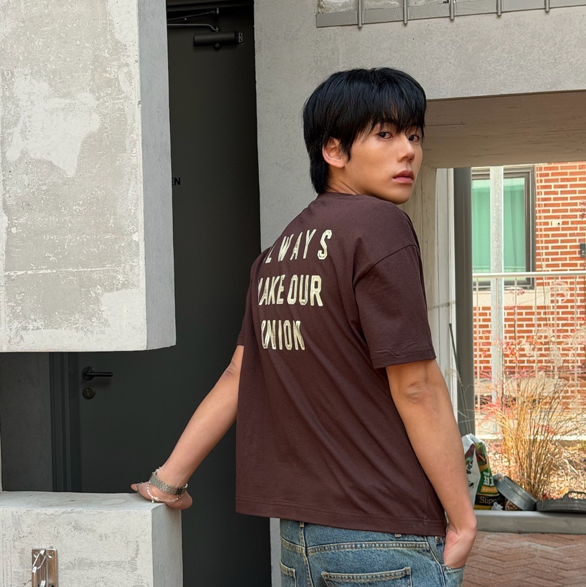 AMOU Holiday Half T-Shirts Brown 착용 스타일